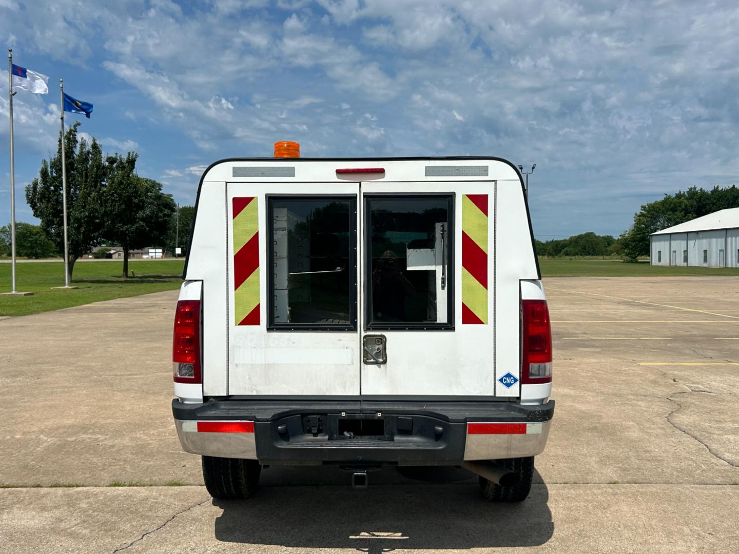 2013 White /BLACK GMC Sierra 2500HD EXTENDED CAB (1GT22ZEB5DZ) with an 6.0L V8 OHV 16V CNG engine, AUTOMATIC transmission, located at 17760 Hwy 62, Morris, OK, 74445, (918) 733-4887, 35.609104, -95.877060 - Photo#5