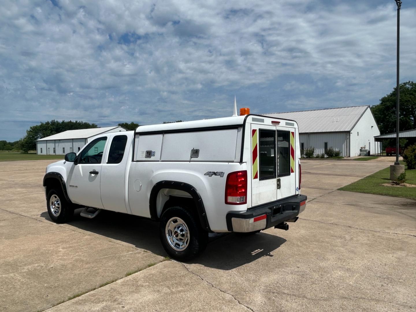 2013 White /BLACK GMC Sierra 2500HD EXTENDED CAB (1GT22ZEB5DZ) with an 6.0L V8 OHV 16V CNG engine, AUTOMATIC transmission, located at 17760 Hwy 62, Morris, OK, 74445, (918) 733-4887, 35.609104, -95.877060 - 2013 GMC SIERRA HAS THE 6.0L V8 ENGINE AND 4WD. IT FEATURES MANUAL SEATS, POWER LOCKS, POWER WINDOWS, POWER MIRRORS, AM/FM STEREO, TILT WHEEL, CLOTH INTERIOR, TRACTION CONTROL , CRUISE CONTROL, CAMPER WORK BED WITH PLENTY OF STORAGE. CLEAN TITLE 69,228 MILES FIRESTONE 265/70R17 TIRES EQUIPPED WITH A - Photo#6