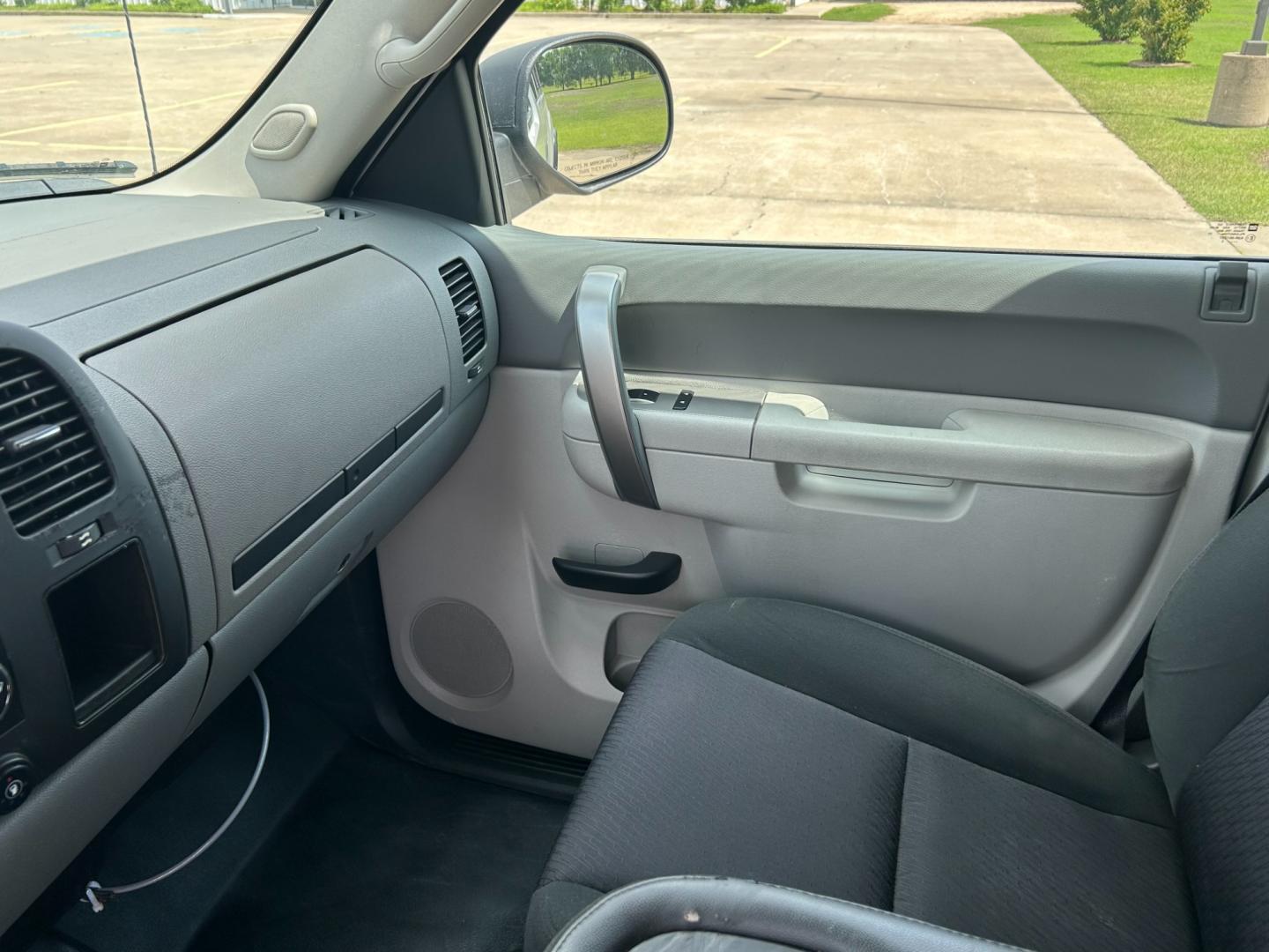 2013 White /BLACK GMC Sierra 2500HD EXTENDED CAB (1GT22ZEB5DZ) with an 6.0L V8 OHV 16V CNG engine, AUTOMATIC transmission, located at 17760 Hwy 62, Morris, OK, 74445, (918) 733-4887, 35.609104, -95.877060 - Photo#9