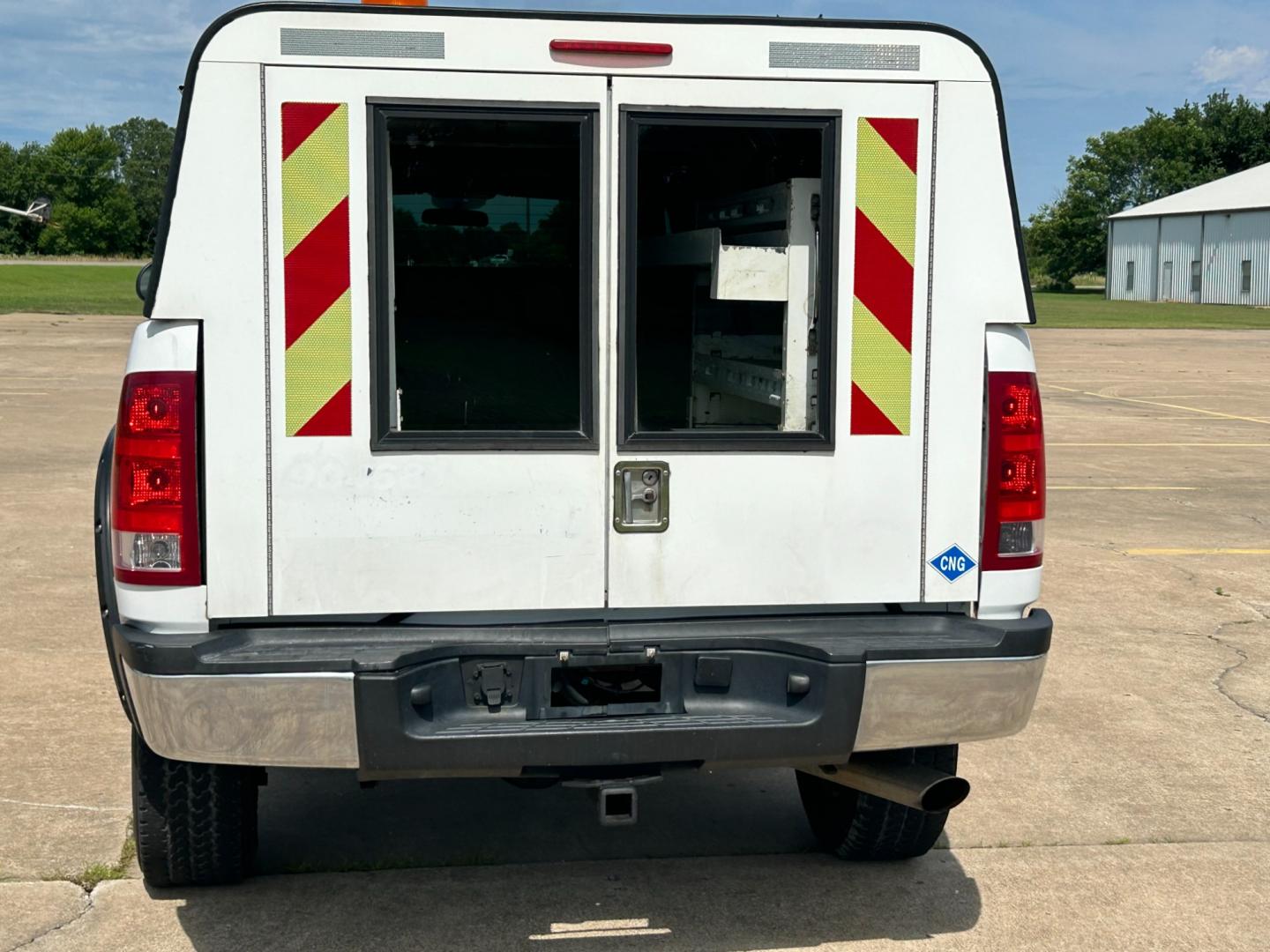 2013 White /GRAY GMC Sierra 2500HD EXTENDED 4WD (IGT22ZEB8DZ) with an 6.0L V8 engine, AUTOMATIC transmission, located at 17760 Hwy 62, Morris, OK, 74445, (918) 733-4887, 35.609104, -95.877060 - 2013 GMC SIERRA 2500 IS BI FUEL HAS A 6.0L V8 ENGINE AND IS 4WD. HAS POWER LOCKS, POWER WINDOWS, POWER MIRROR. AM FM STEREO. HAS CLOTH INTERIOR, TRACTION CONTROL, TILT WHEEL, CRIUSE CONTROL, STORAGE IN BACK, BED COVER, BED LINER. FIRESTONE 265/70R17. *DOES NOT HAVE BACK SEAT. *DOES HAVE SMALL DENT A - Photo#5