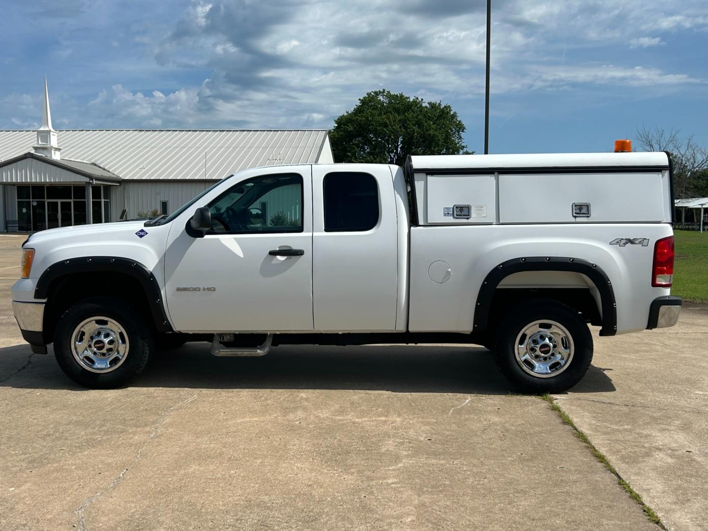 2013 White /GRAY GMC Sierra 2500HD EXTENDED 4WD (IGT22ZEB8DZ) with an 6.0L V8 engine, AUTOMATIC transmission, located at 17760 Hwy 62, Morris, OK, 74445, (918) 733-4887, 35.609104, -95.877060 - 2013 GMC SIERRA 2500 IS BI FUEL HAS A 6.0L V8 ENGINE AND IS 4WD. HAS POWER LOCKS, POWER WINDOWS, POWER MIRROR. AM FM STEREO. HAS CLOTH INTERIOR, TRACTION CONTROL, TILT WHEEL, CRIUSE CONTROL, STORAGE IN BACK, BED COVER, BED LINER. FIRESTONE 265/70R17. *DOES NOT HAVE BACK SEAT. *DOES HAVE SMALL DENT A - Photo#7