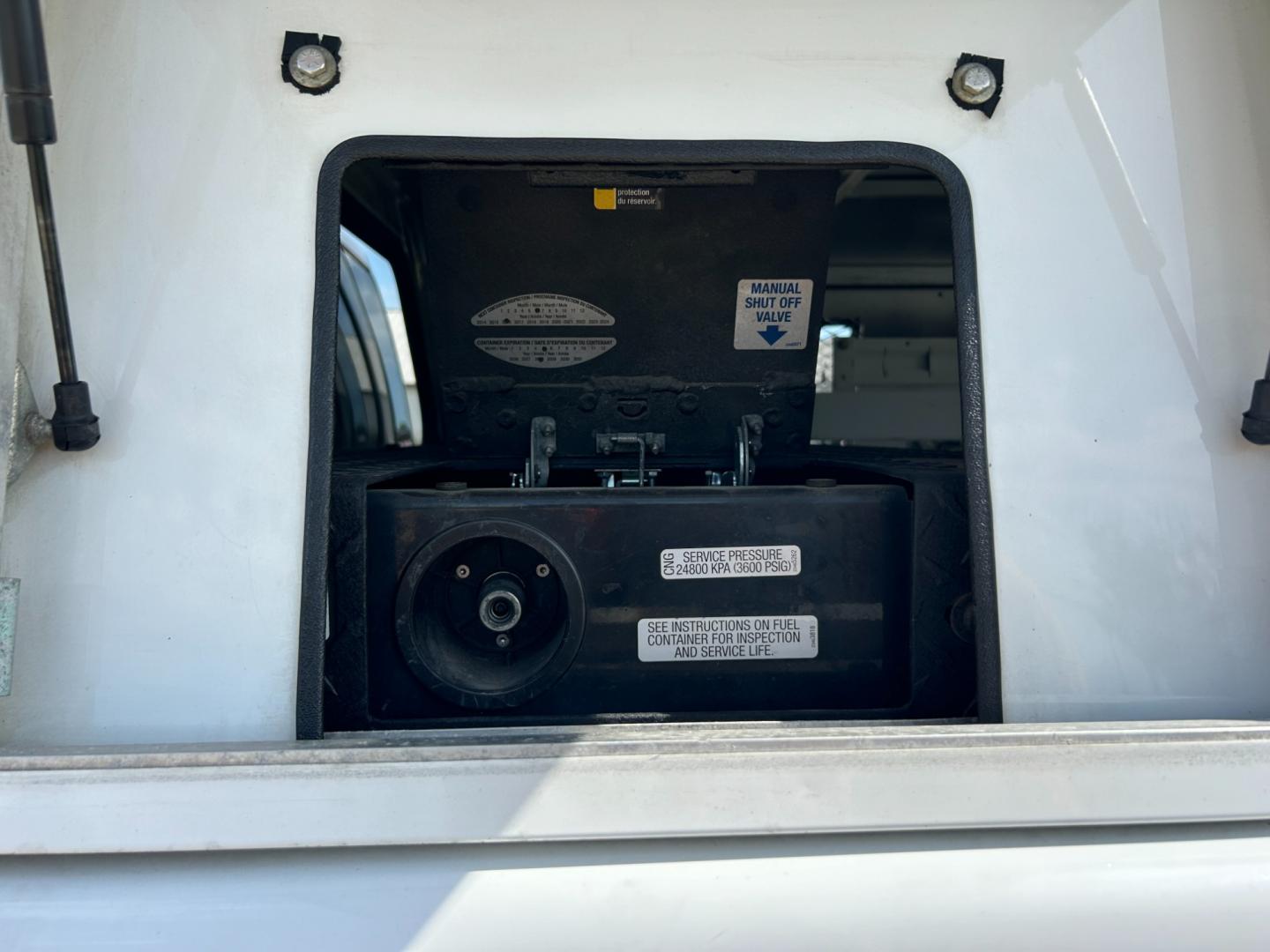 2013 White /GRAY GMC Sierra 2500HD EXTENDED 4WD (IGT22ZEB8DZ) with an 6.0L V8 engine, AUTOMATIC transmission, located at 17760 Hwy 62, Morris, OK, 74445, (918) 733-4887, 35.609104, -95.877060 - 2013 GMC SIERRA 2500 IS BI FUEL HAS A 6.0L V8 ENGINE AND IS 4WD. HAS POWER LOCKS, POWER WINDOWS, POWER MIRROR. AM FM STEREO. HAS CLOTH INTERIOR, TRACTION CONTROL, TILT WHEEL, CRIUSE CONTROL, STORAGE IN BACK, BED COVER, BED LINER. FIRESTONE 265/70R17. *DOES NOT HAVE BACK SEAT. *DOES HAVE SMALL DENT A - Photo#20