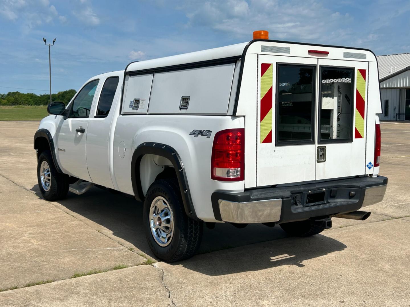 2013 White /GRAY GMC Sierra 2500HD EXTENDED 4WD (IGT22ZEB8DZ) with an 6.0L V8 engine, AUTOMATIC transmission, located at 17760 Hwy 62, Morris, OK, 74445, (918) 733-4887, 35.609104, -95.877060 - 2013 GMC SIERRA 2500 IS BI FUEL HAS A 6.0L V8 ENGINE AND IS 4WD. HAS POWER LOCKS, POWER WINDOWS, POWER MIRROR. AM FM STEREO. HAS CLOTH INTERIOR, TRACTION CONTROL, TILT WHEEL, CRIUSE CONTROL, STORAGE IN BACK, BED COVER, BED LINER. FIRESTONE 265/70R17. *DOES NOT HAVE BACK SEAT. *DOES HAVE SMALL DENT A - Photo#6