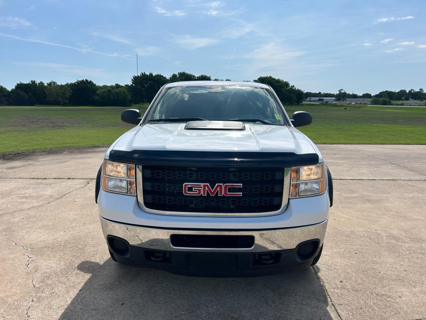 2013 White /GRAY GMC Sierra 2500HD EXTENDED 4WD (IGT22ZEB8DZ) with an 6.0L V8 engine, AUTOMATIC transmission, located at 17760 Hwy 62, Morris, OK, 74445, (918) 733-4887, 35.609104, -95.877060 - 2013 GMC SIERRA 2500 IS BI FUEL HAS A 6.0L V8 ENGINE AND IS 4WD. HAS POWER LOCKS, POWER WINDOWS, POWER MIRROR. AM FM STEREO. HAS CLOTH INTERIOR, TRACTION CONTROL, TILT WHEEL, CRIUSE CONTROL, STORAGE IN BACK, BED COVER, BED LINER. FIRESTONE 265/70R17. *DOES NOT HAVE BACK SEAT. *DOES HAVE SMALL DENT A - Photo#1