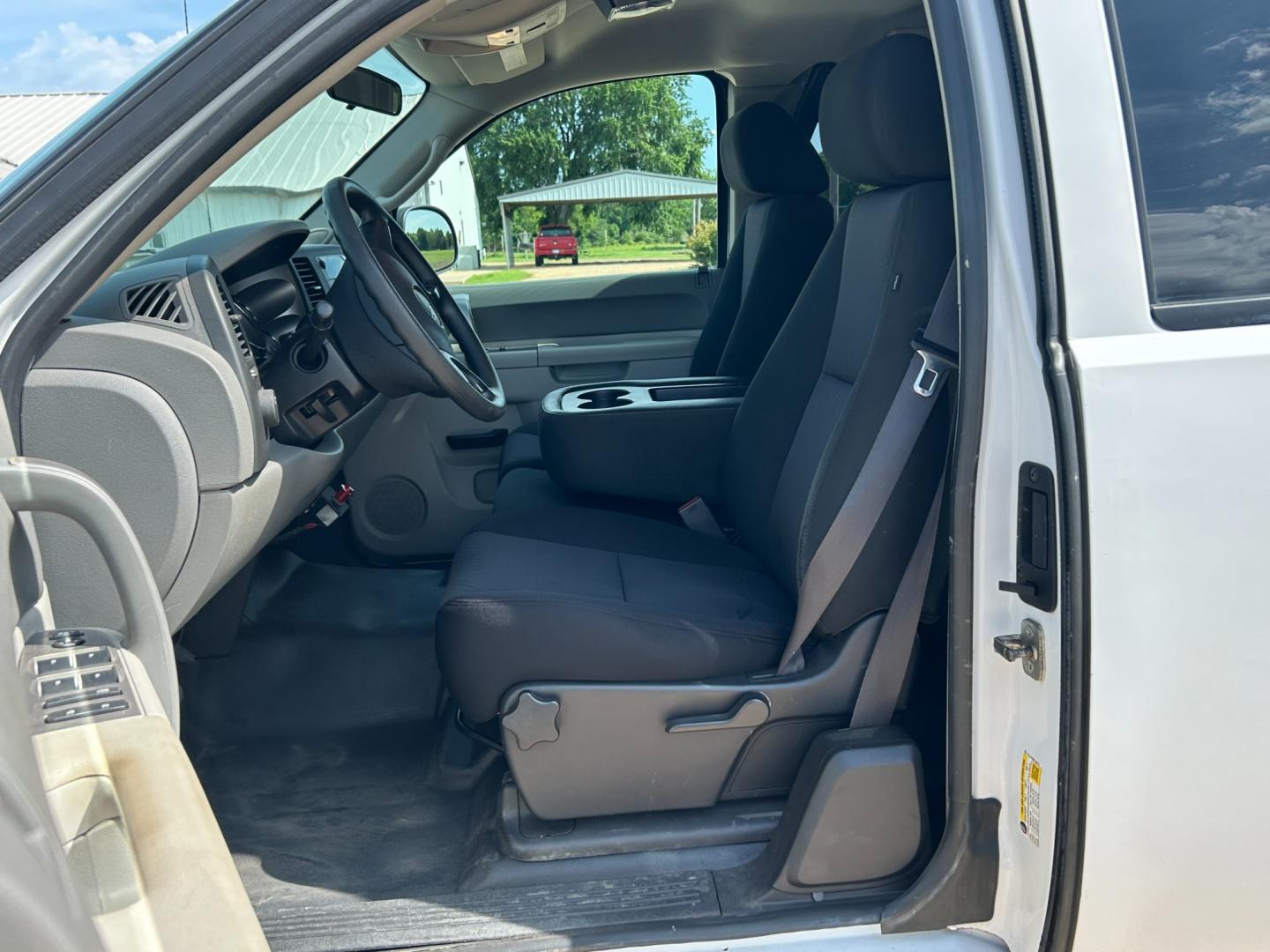 2013 White /GRAY GMC Sierra 2500HD EXTENDED 4WD (IGT22ZEB8DZ) with an 6.0L V8 engine, AUTOMATIC transmission, located at 17760 Hwy 62, Morris, OK, 74445, (918) 733-4887, 35.609104, -95.877060 - 2013 GMC SIERRA 2500 IS BI FUEL HAS A 6.0L V8 ENGINE AND IS 4WD. HAS POWER LOCKS, POWER WINDOWS, POWER MIRROR. AM FM STEREO. HAS CLOTH INTERIOR, TRACTION CONTROL, TILT WHEEL, CRIUSE CONTROL, STORAGE IN BACK, BED COVER, BED LINER. FIRESTONE 265/70R17. *DOES NOT HAVE BACK SEAT. *DOES HAVE SMALL DENT A - Photo#8