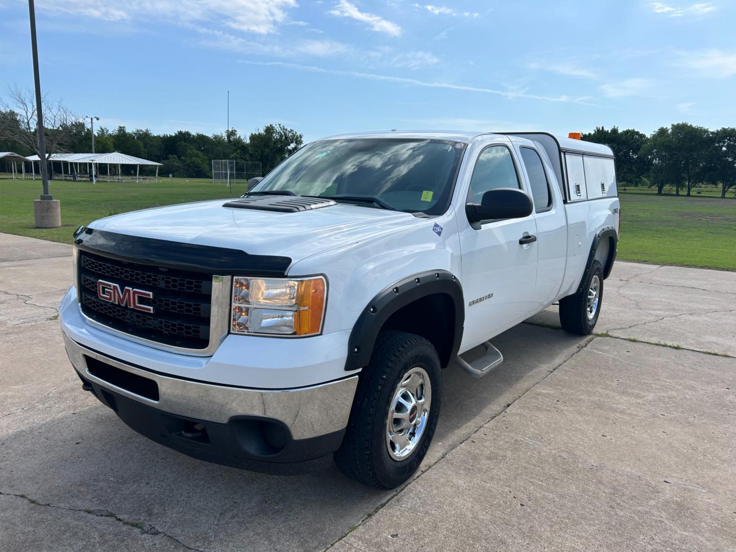 2013 White /GRAY GMC Sierra 2500HD EXTENDED 4WD (IGT22ZEB8DZ) with an 6.0L V8 engine, AUTOMATIC transmission, located at 17760 Hwy 62, Morris, OK, 74445, (918) 733-4887, 35.609104, -95.877060 - 2013 GMC SIERRA 2500 IS BI FUEL HAS A 6.0L V8 ENGINE AND IS 4WD. HAS POWER LOCKS, POWER WINDOWS, POWER MIRROR. AM FM STEREO. HAS CLOTH INTERIOR, TRACTION CONTROL, TILT WHEEL, CRIUSE CONTROL, STORAGE IN BACK, BED COVER, BED LINER. FIRESTONE 265/70R17. *DOES NOT HAVE BACK SEAT. *DOES HAVE SMALL DENT A - Photo#0