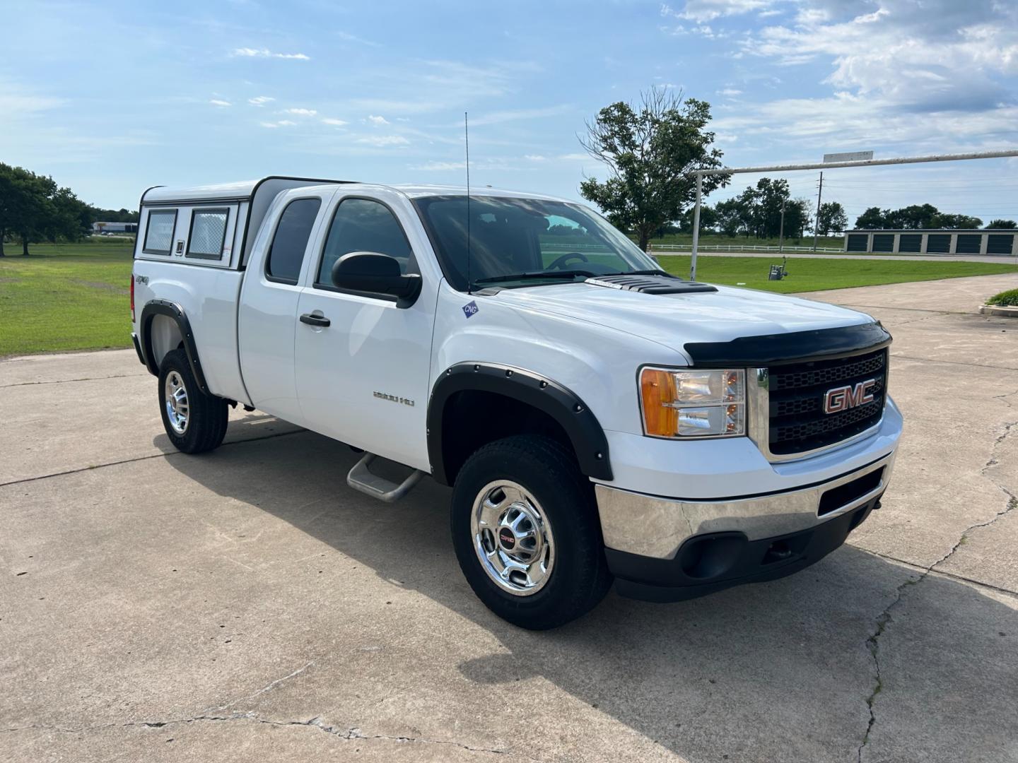 2013 White /GRAY GMC Sierra 2500HD EXTENDED 4WD (IGT22ZEB8DZ) with an 6.0L V8 engine, AUTOMATIC transmission, located at 17760 Hwy 62, Morris, OK, 74445, (918) 733-4887, 35.609104, -95.877060 - 2013 GMC SIERRA 2500 IS BI FUEL HAS A 6.0L V8 ENGINE AND IS 4WD. HAS POWER LOCKS, POWER WINDOWS, POWER MIRROR. AM FM STEREO. HAS CLOTH INTERIOR, TRACTION CONTROL, TILT WHEEL, CRIUSE CONTROL, STORAGE IN BACK, BED COVER, BED LINER. FIRESTONE 265/70R17. *DOES NOT HAVE BACK SEAT. *DOES HAVE SMALL DENT A - Photo#2