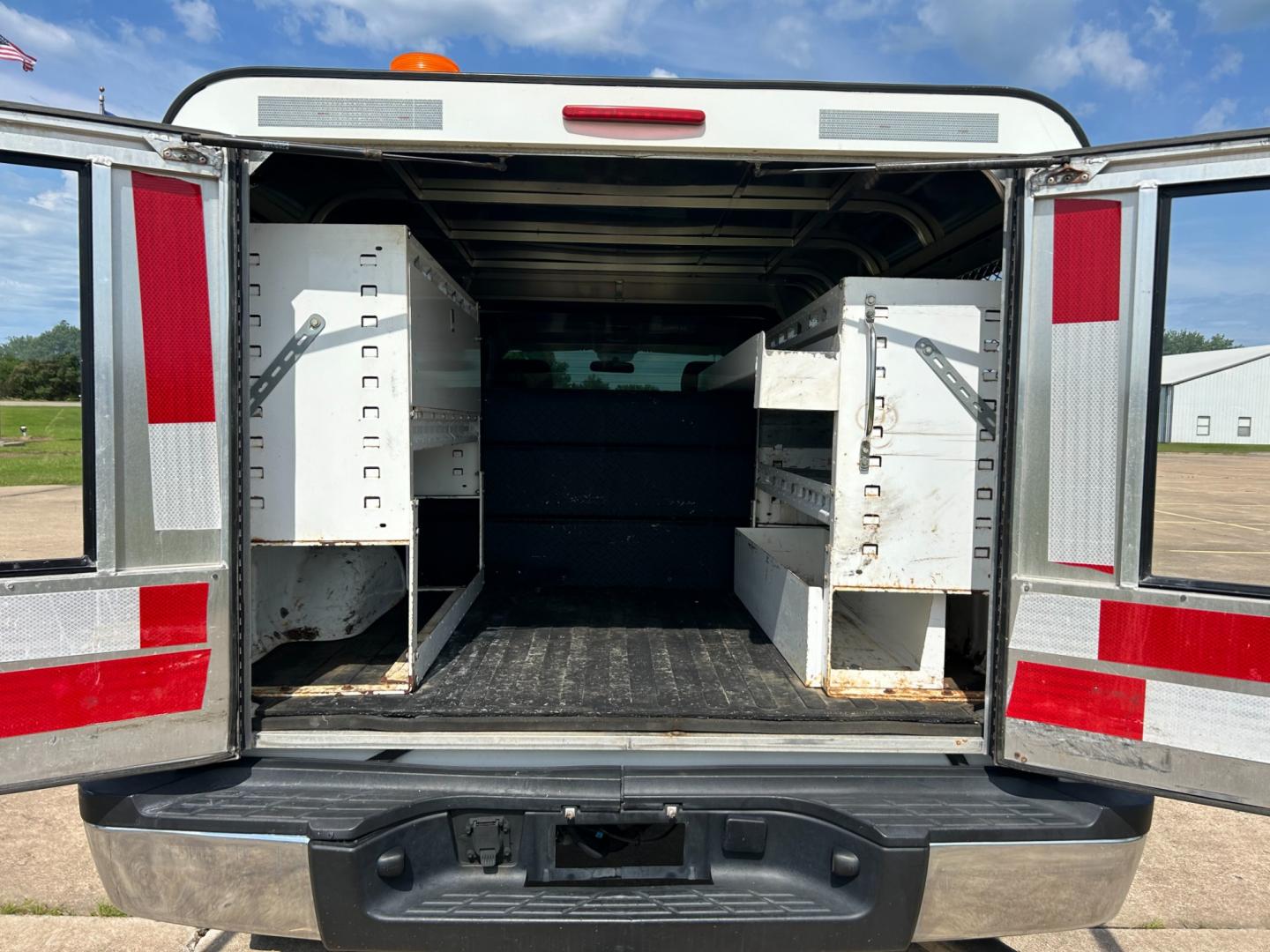 2013 White /GRAY GMC Sierra 2500HD EXTENDED 4WD (IGT22ZEB8DZ) with an 6.0L V8 engine, AUTOMATIC transmission, located at 17760 Hwy 62, Morris, OK, 74445, (918) 733-4887, 35.609104, -95.877060 - 2013 GMC SIERRA 2500 IS BI FUEL HAS A 6.0L V8 ENGINE AND IS 4WD. HAS POWER LOCKS, POWER WINDOWS, POWER MIRROR. AM FM STEREO. HAS CLOTH INTERIOR, TRACTION CONTROL, TILT WHEEL, CRIUSE CONTROL, STORAGE IN BACK, BED COVER, BED LINER. FIRESTONE 265/70R17. *DOES NOT HAVE BACK SEAT. *DOES HAVE SMALL DENT A - Photo#17