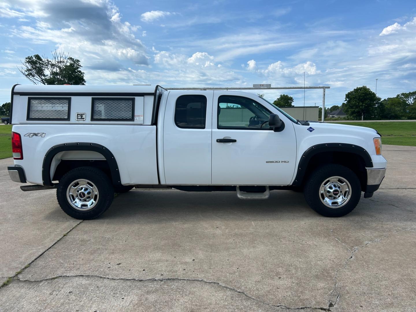 2013 White /GRAY GMC Sierra 2500HD EXTENDED 4WD (IGT22ZEB8DZ) with an 6.0L V8 engine, AUTOMATIC transmission, located at 17760 Hwy 62, Morris, OK, 74445, (918) 733-4887, 35.609104, -95.877060 - 2013 GMC SIERRA 2500 IS BI FUEL HAS A 6.0L V8 ENGINE AND IS 4WD. HAS POWER LOCKS, POWER WINDOWS, POWER MIRROR. AM FM STEREO. HAS CLOTH INTERIOR, TRACTION CONTROL, TILT WHEEL, CRIUSE CONTROL, STORAGE IN BACK, BED COVER, BED LINER. FIRESTONE 265/70R17. *DOES NOT HAVE BACK SEAT. *DOES HAVE SMALL DENT A - Photo#3