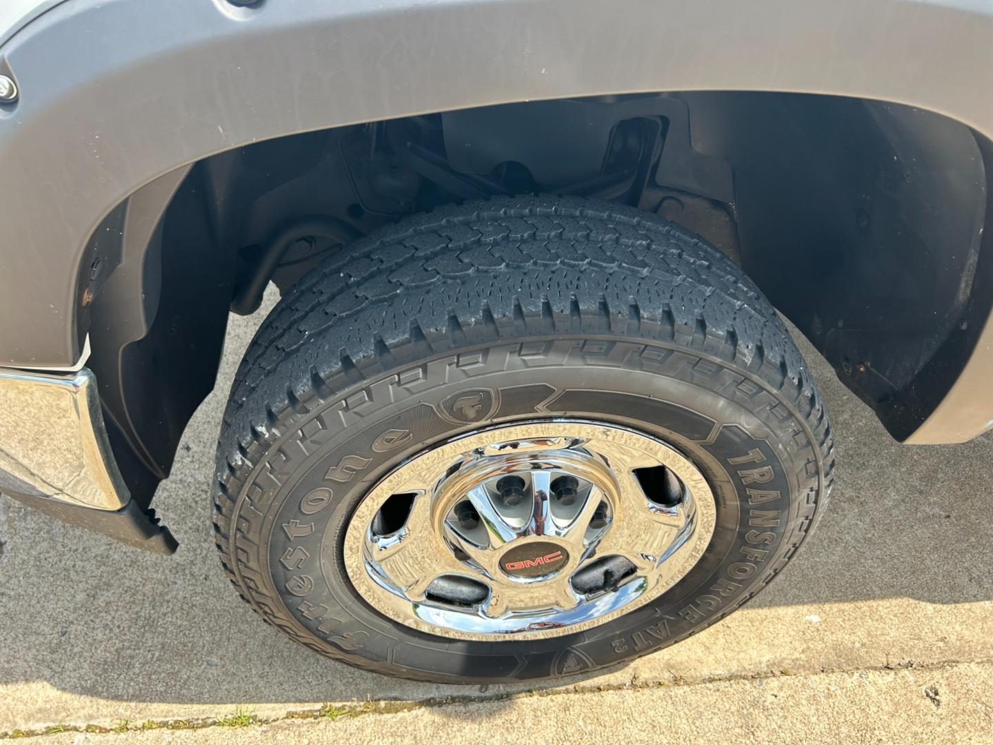 2013 White /GRAY GMC Sierra 2500HD EXTENDED 4WD (IGT22ZEB8DZ) with an 6.0L V8 engine, AUTOMATIC transmission, located at 17760 Hwy 62, Morris, OK, 74445, (918) 733-4887, 35.609104, -95.877060 - 2013 GMC SIERRA 2500 IS BI FUEL HAS A 6.0L V8 ENGINE AND IS 4WD. HAS POWER LOCKS, POWER WINDOWS, POWER MIRROR. AM FM STEREO. HAS CLOTH INTERIOR, TRACTION CONTROL, TILT WHEEL, CRIUSE CONTROL, STORAGE IN BACK, BED COVER, BED LINER. FIRESTONE 265/70R17. *DOES NOT HAVE BACK SEAT. *DOES HAVE SMALL DENT A - Photo#24