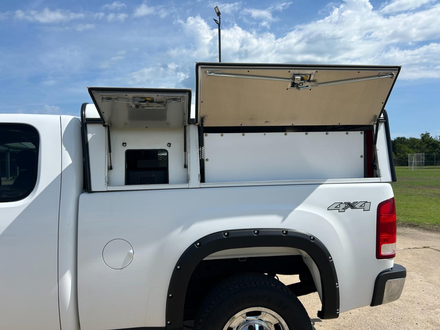 2013 White /GRAY GMC Sierra 2500HD EXTENDED 4WD (IGT22ZEB8DZ) with an 6.0L V8 engine, AUTOMATIC transmission, located at 17760 Hwy 62, Morris, OK, 74445, (918) 733-4887, 35.609104, -95.877060 - 2013 GMC SIERRA 2500 IS BI FUEL HAS A 6.0L V8 ENGINE AND IS 4WD. HAS POWER LOCKS, POWER WINDOWS, POWER MIRROR. AM FM STEREO. HAS CLOTH INTERIOR, TRACTION CONTROL, TILT WHEEL, CRIUSE CONTROL, STORAGE IN BACK, BED COVER, BED LINER. FIRESTONE 265/70R17. *DOES NOT HAVE BACK SEAT. *DOES HAVE SMALL DENT A - Photo#16