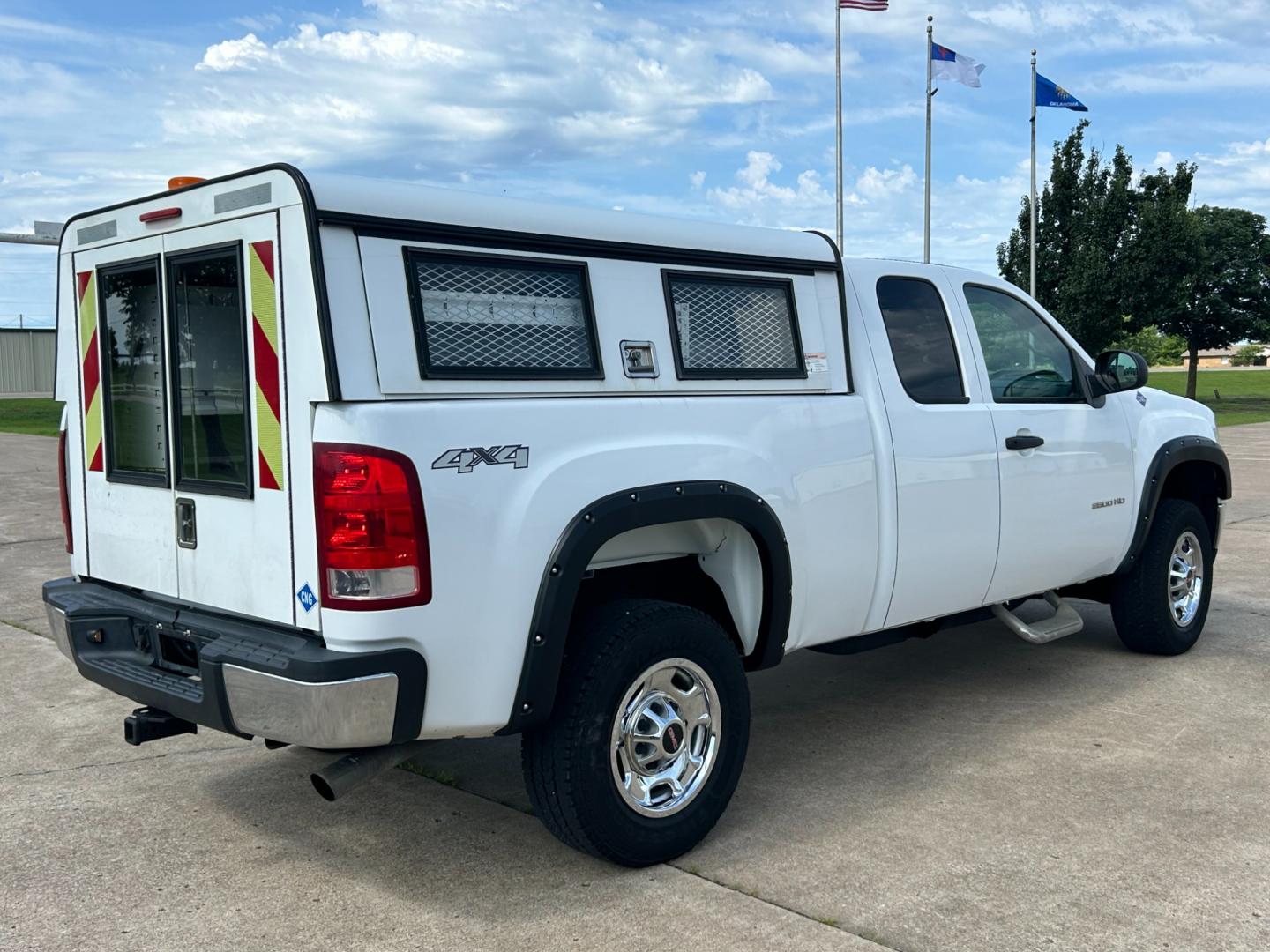 2013 White /GRAY GMC Sierra 2500HD EXTENDED 4WD (IGT22ZEB8DZ) with an 6.0L V8 engine, AUTOMATIC transmission, located at 17760 Hwy 62, Morris, OK, 74445, (918) 733-4887, 35.609104, -95.877060 - 2013 GMC SIERRA 2500 IS BI FUEL HAS A 6.0L V8 ENGINE AND IS 4WD. HAS POWER LOCKS, POWER WINDOWS, POWER MIRROR. AM FM STEREO. HAS CLOTH INTERIOR, TRACTION CONTROL, TILT WHEEL, CRIUSE CONTROL, STORAGE IN BACK, BED COVER, BED LINER. FIRESTONE 265/70R17. *DOES NOT HAVE BACK SEAT. *DOES HAVE SMALL DENT A - Photo#4