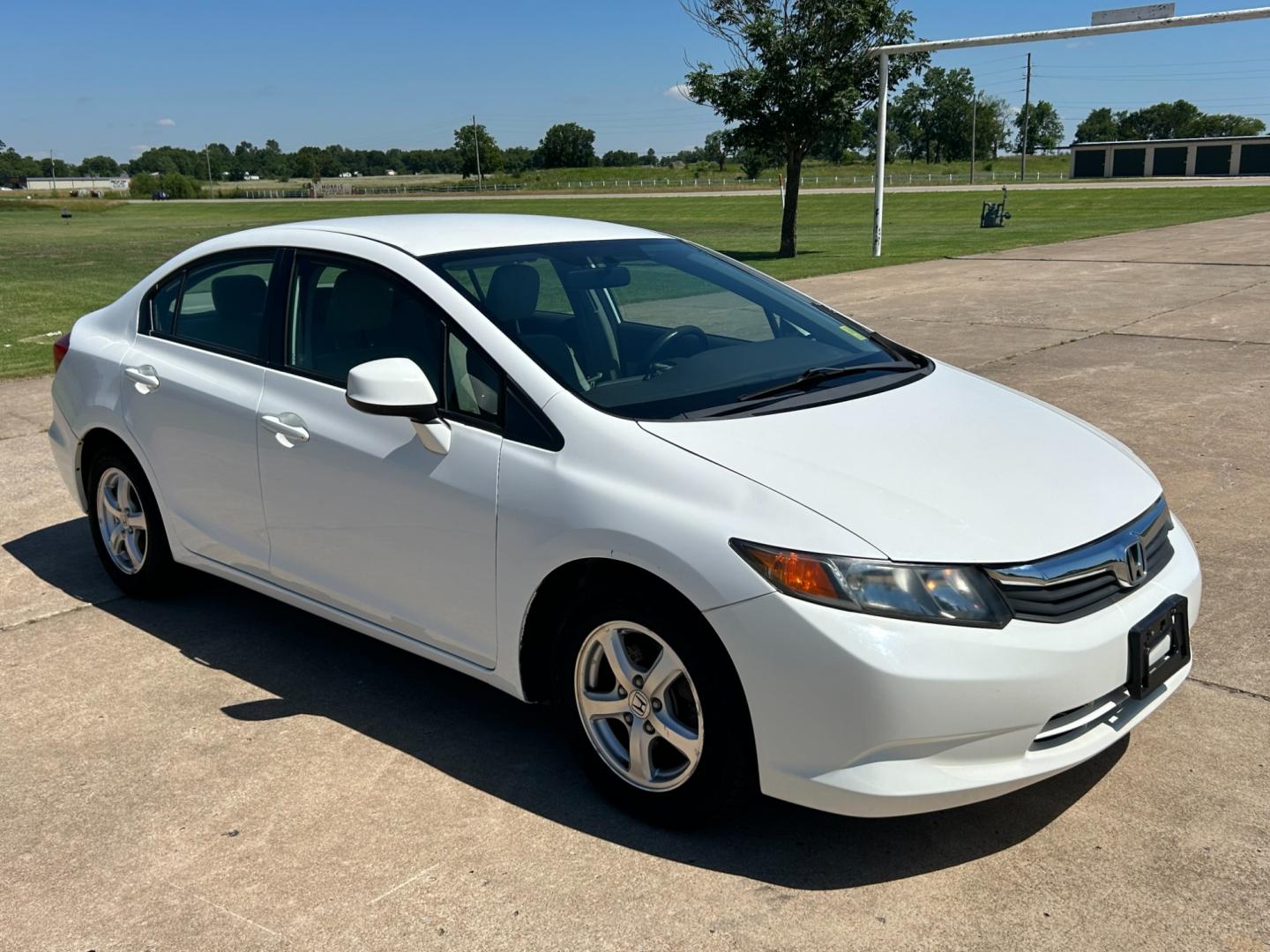 2012 White /GRAY Honda Civic NATURAL GAS (19XFB5F55CE) with an 1.8L engine, AUTOMATIC transmission, located at 17760 Hwy 62, Morris, OK, 74445, (918) 733-4887, 35.609104, -95.877060 - 2012 HONDA CIVIC DEDICATED CNG HAS A 1.8L 4 CYLINDER ENGINE AND IS 2WD. HAS KEYLESS REMOTE ENTRY, MANUAL SEATS, POWER LOCKS, POWER MIRRORS, POWER WINDOWS. HAS AM/FM RADIO, CD PLAYER, BLUETOOTH HANDS-FREE CALLING, AUX PORT, USB PORT, CRUISE CONTROL, TRACTION CONTROL. 29,850 MILES. 195/65R15 TIRES. - Photo#2