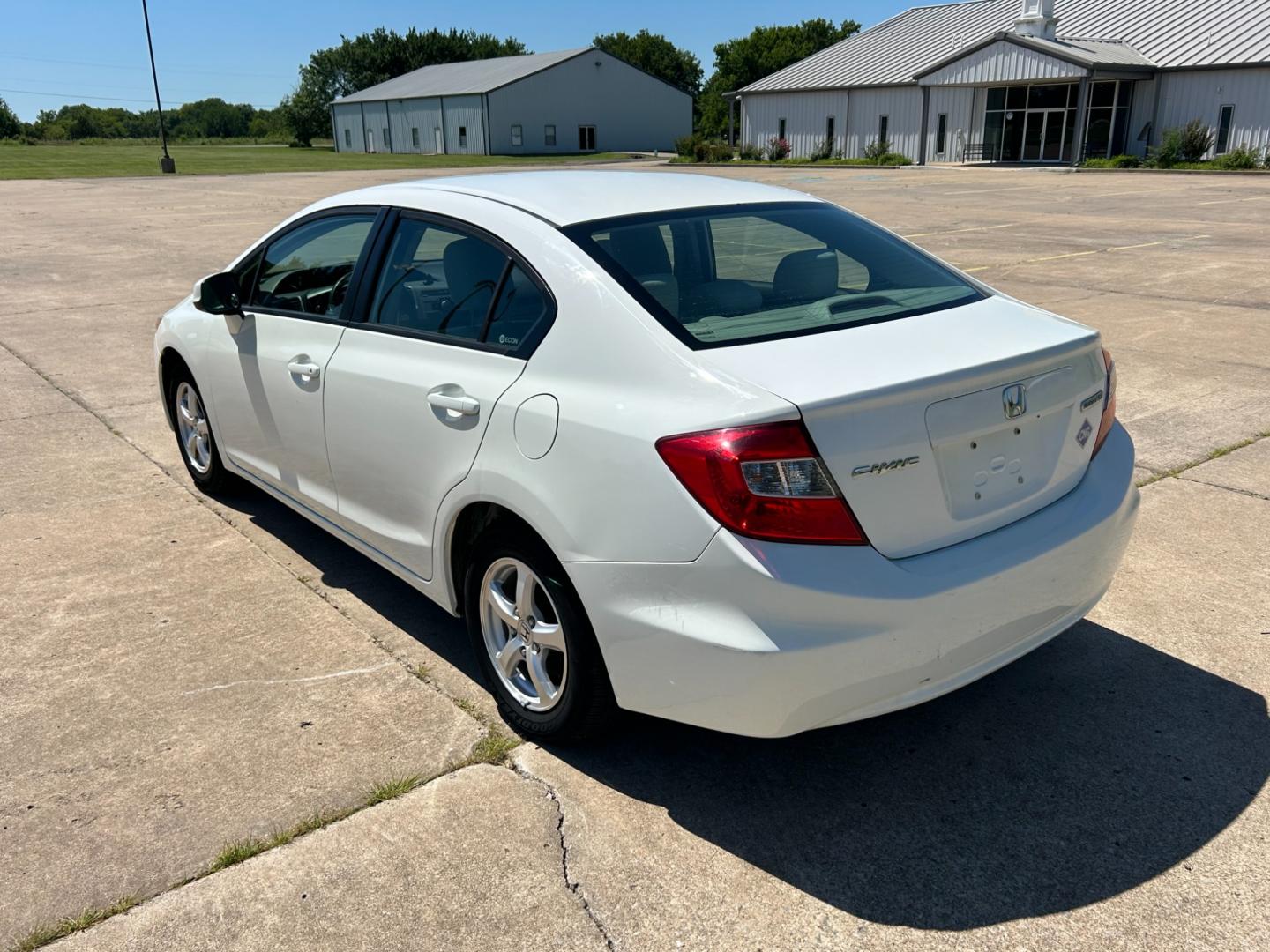 2012 White /GRAY Honda Civic NATURAL GAS (19XFB5F55CE) with an 1.8L engine, AUTOMATIC transmission, located at 17760 Hwy 62, Morris, OK, 74445, (918) 733-4887, 35.609104, -95.877060 - 2012 HONDA CIVIC DEDICATED CNG HAS A 1.8L 4 CYLINDER ENGINE AND IS 2WD. HAS KEYLESS REMOTE ENTRY, MANUAL SEATS, POWER LOCKS, POWER MIRRORS, POWER WINDOWS. HAS AM/FM RADIO, CD PLAYER, BLUETOOTH HANDS-FREE CALLING, AUX PORT, USB PORT, CRUISE CONTROL, TRACTION CONTROL. 29,850 MILES. 195/65R15 TIRES. - Photo#6