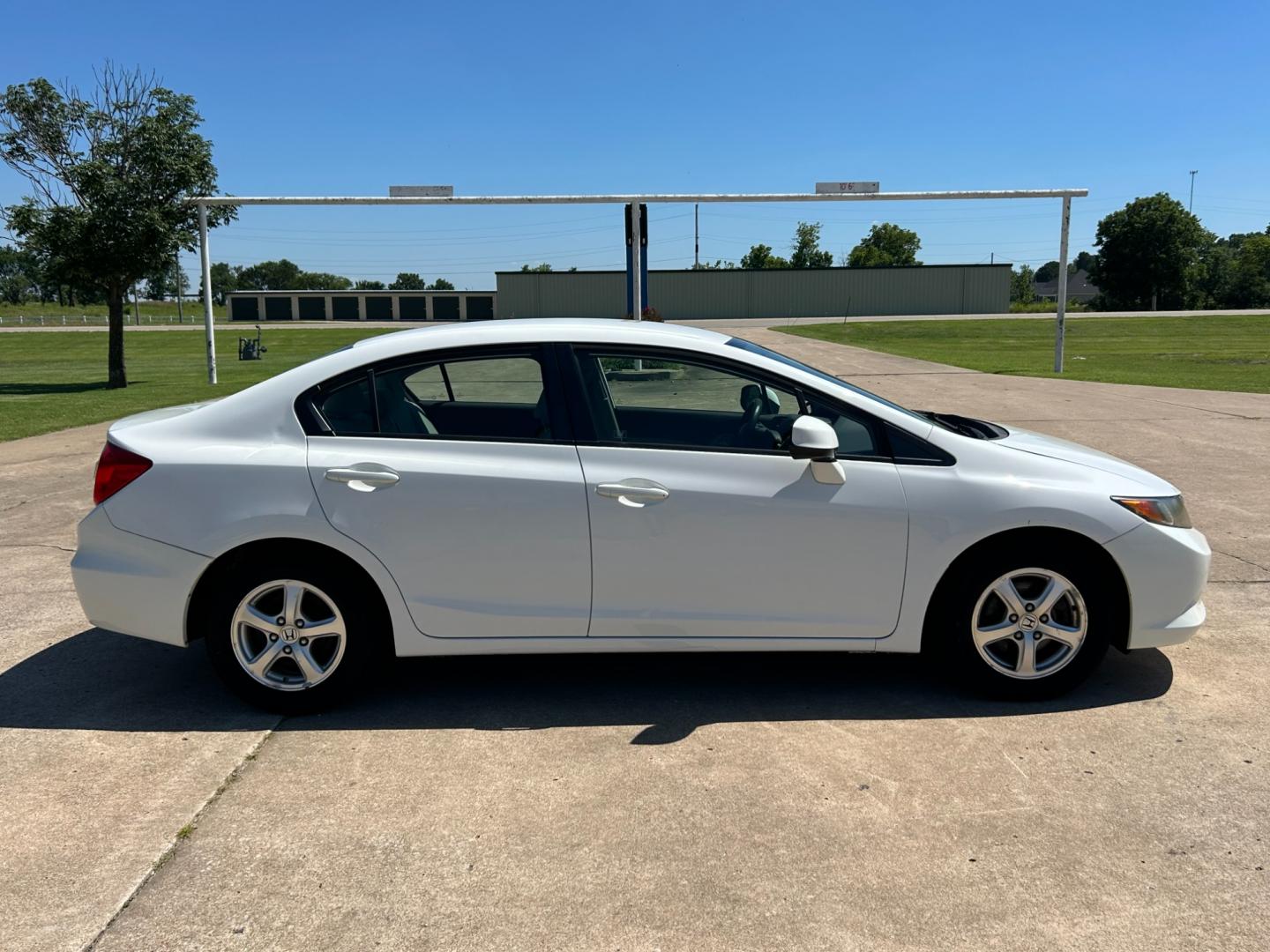 2012 White /GRAY Honda Civic NATURAL GAS (19XFB5F55CE) with an 1.8L engine, AUTOMATIC transmission, located at 17760 Hwy 62, Morris, OK, 74445, (918) 733-4887, 35.609104, -95.877060 - 2012 HONDA CIVIC DEDICATED CNG HAS A 1.8L 4 CYLINDER ENGINE AND IS 2WD. HAS KEYLESS REMOTE ENTRY, MANUAL SEATS, POWER LOCKS, POWER MIRRORS, POWER WINDOWS. HAS AM/FM RADIO, CD PLAYER, BLUETOOTH HANDS-FREE CALLING, AUX PORT, USB PORT, CRUISE CONTROL, TRACTION CONTROL. 29,850 MILES. 195/65R15 TIRES. - Photo#3