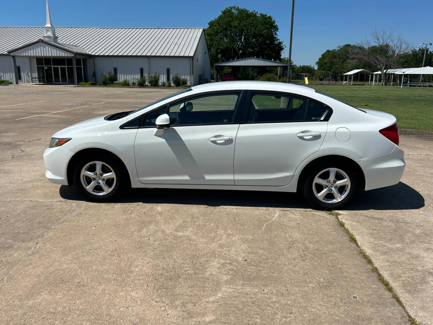 2012 White /GRAY Honda Civic NATURAL GAS (19XFB5F55CE) with an 1.8L engine, AUTOMATIC transmission, located at 17760 Hwy 62, Morris, OK, 74445, (918) 733-4887, 35.609104, -95.877060 - Photo#7