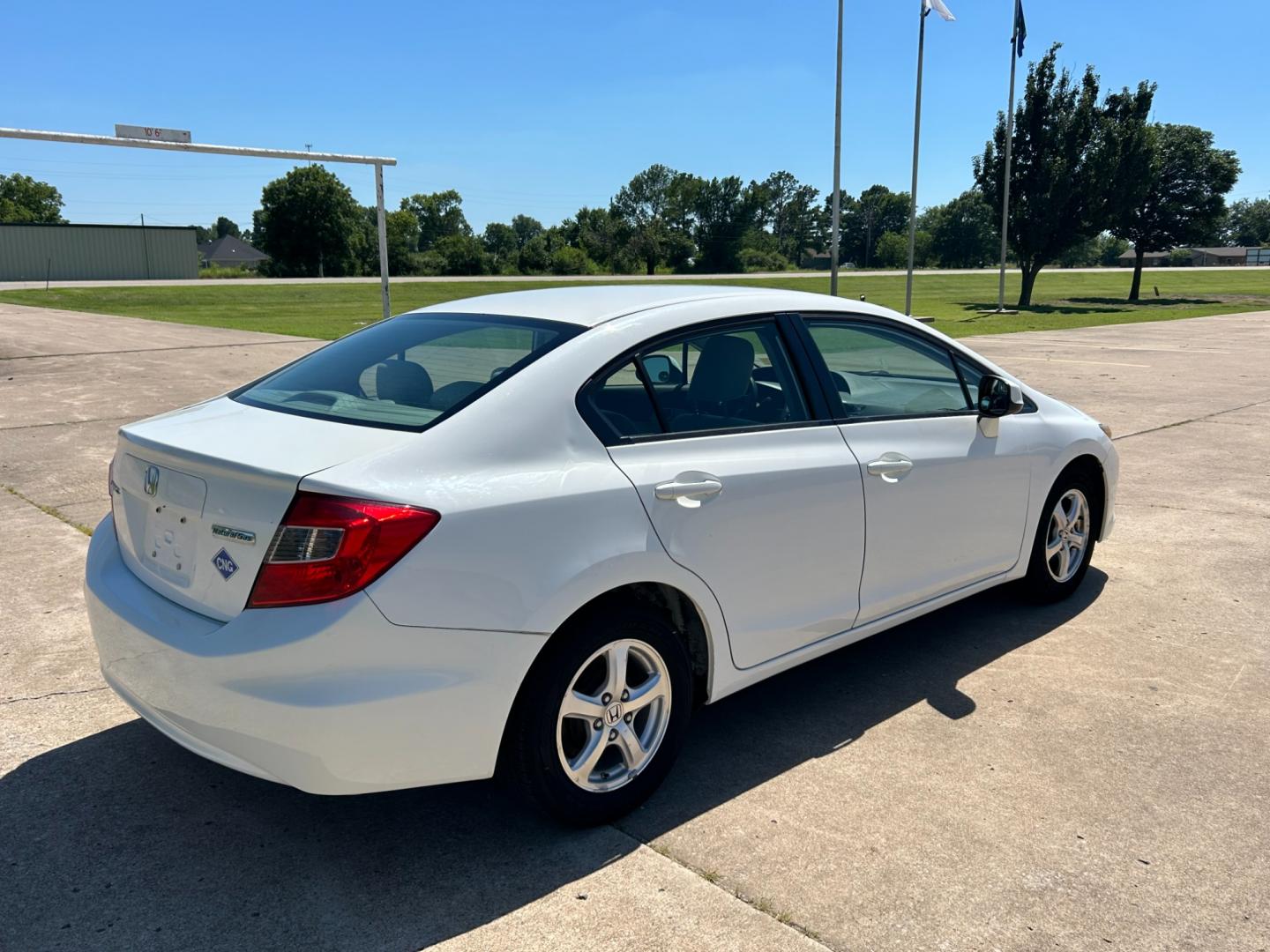 2012 White /GRAY Honda Civic NATURAL GAS (19XFB5F55CE) with an 1.8L engine, AUTOMATIC transmission, located at 17760 Hwy 62, Morris, OK, 74445, (918) 733-4887, 35.609104, -95.877060 - 2012 HONDA CIVIC DEDICATED CNG HAS A 1.8L 4 CYLINDER ENGINE AND IS 2WD. HAS KEYLESS REMOTE ENTRY, MANUAL SEATS, POWER LOCKS, POWER MIRRORS, POWER WINDOWS. HAS AM/FM RADIO, CD PLAYER, BLUETOOTH HANDS-FREE CALLING, AUX PORT, USB PORT, CRUISE CONTROL, TRACTION CONTROL. 29,850 MILES. 195/65R15 TIRES. - Photo#4