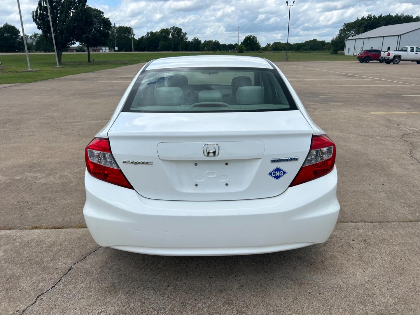 2012 White /Gray Honda Civic CNG Sedan 5-Speed AT (19XFB5F58CE) with an 1.8L L4 SOHC 16V CNG engine, 5-Speed Automatic transmission, located at 17760 Hwy 62, Morris, OK, 74445, (918) 733-4887, 35.609104, -95.877060 - 2012 HONDA CIVIC DEDICATED CNG (COMPRESSED NATURAL GAS) HAS A 1.8L 4 CYLINDER ENGINE AND IS 2WD FEATURES KEYLESS ENTRY, MANUAL SEATS, CLOTH INTERIOR, AM/FM RADIO WITH CD PLAYER, AUXILIARY PORT, USB PORT, POWER WINDOWS, POWER LOCKS, POWER MIRROR, MULTI FUNCTION STEERING WHEEL, HAND FREE CALLING, CRUI - Photo#5