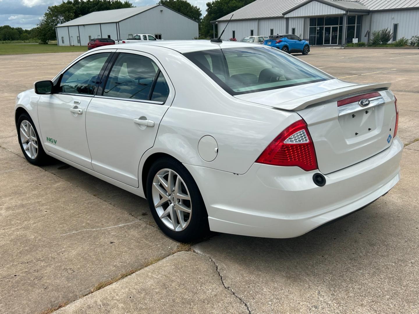 2010 White /TAN Ford Fusion SEL (3FAHP0JA5AR) with an 2.5L L4 DOHC 16V engine, AUTOMATIC transmission, located at 17760 Hwy 62, Morris, OK, 74445, (918) 733-4887, 35.609104, -95.877060 - Photo#6