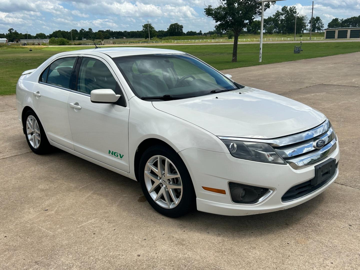 2010 White /TAN Ford Fusion SEL (3FAHP0JA5AR) with an 2.5L L4 DOHC 16V engine, AUTOMATIC transmission, located at 17760 Hwy 62, Morris, OK, 74445, (918) 733-4887, 35.609104, -95.877060 - 2010 FORD FUSION BI- FUEL CNG (COMPRESSED NATURAL GAS) OR GASOLINE HAS A 2.5L 4 CYLINDER ENGINE AND 2WD. FEATURES KEYLESS ENTERY, POWER SEATS,POWER WINDOWS, POWER LOCKS, POWER MIRRORS, LEATHER INTERIOR, AM/FM RADIO, SIRIUS RADIO, CD PLAYER, AUXILIARY PORT, BLUETOOTH, DUAL TEMPATURE CONTROL, HEATED S - Photo#2