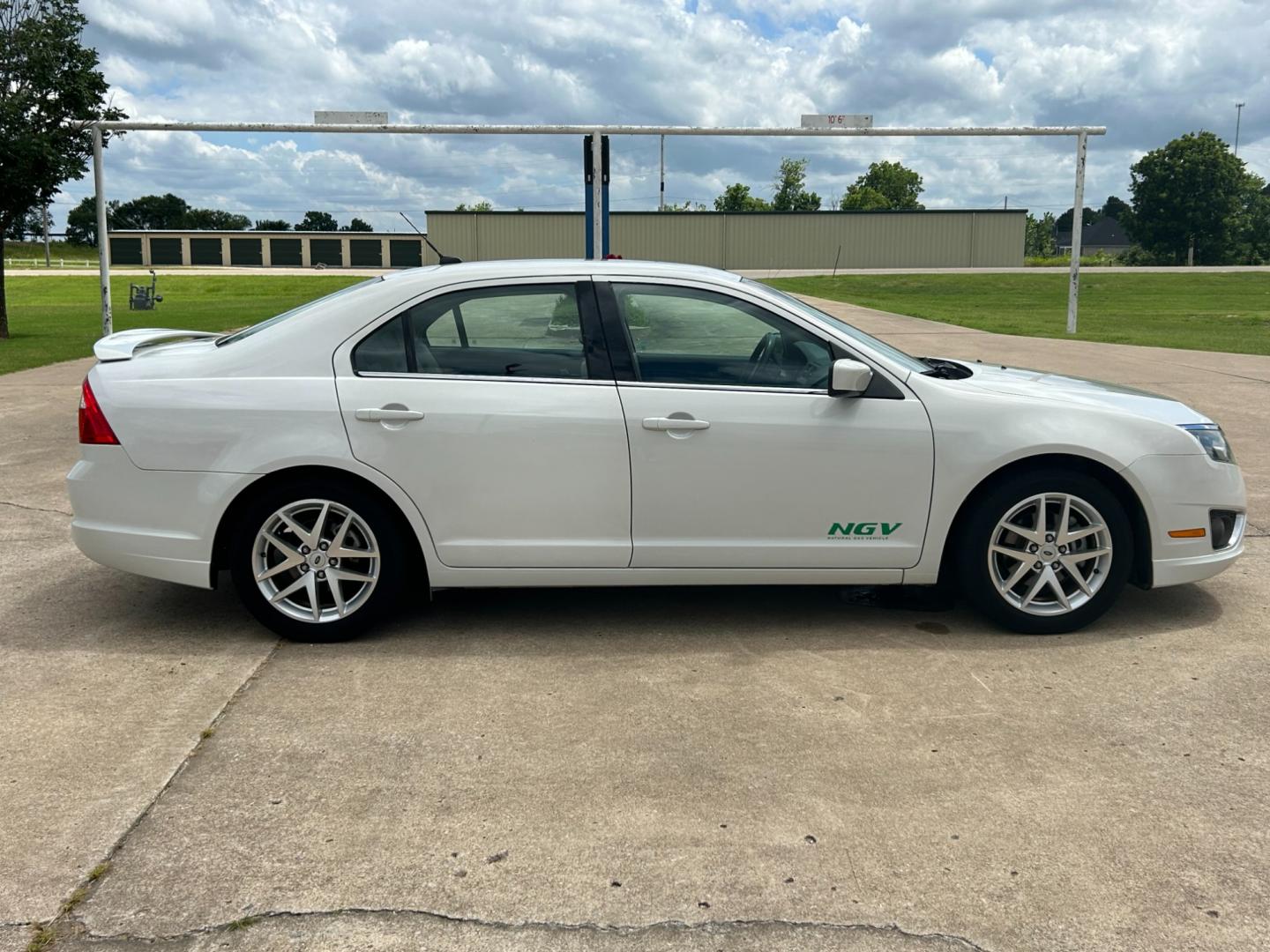 2010 White /TAN Ford Fusion SEL (3FAHP0JA5AR) with an 2.5L L4 DOHC 16V engine, AUTOMATIC transmission, located at 17760 Hwy 62, Morris, OK, 74445, (918) 733-4887, 35.609104, -95.877060 - 2010 FORD FUSION BI- FUEL CNG (COMPRESSED NATURAL GAS) OR GASOLINE HAS A 2.5L 4 CYLINDER ENGINE AND 2WD. FEATURES KEYLESS ENTERY, POWER SEATS,POWER WINDOWS, POWER LOCKS, POWER MIRRORS, LEATHER INTERIOR, AM/FM RADIO, SIRIUS RADIO, CD PLAYER, AUXILIARY PORT, BLUETOOTH, DUAL TEMPATURE CONTROL, HEATED S - Photo#3