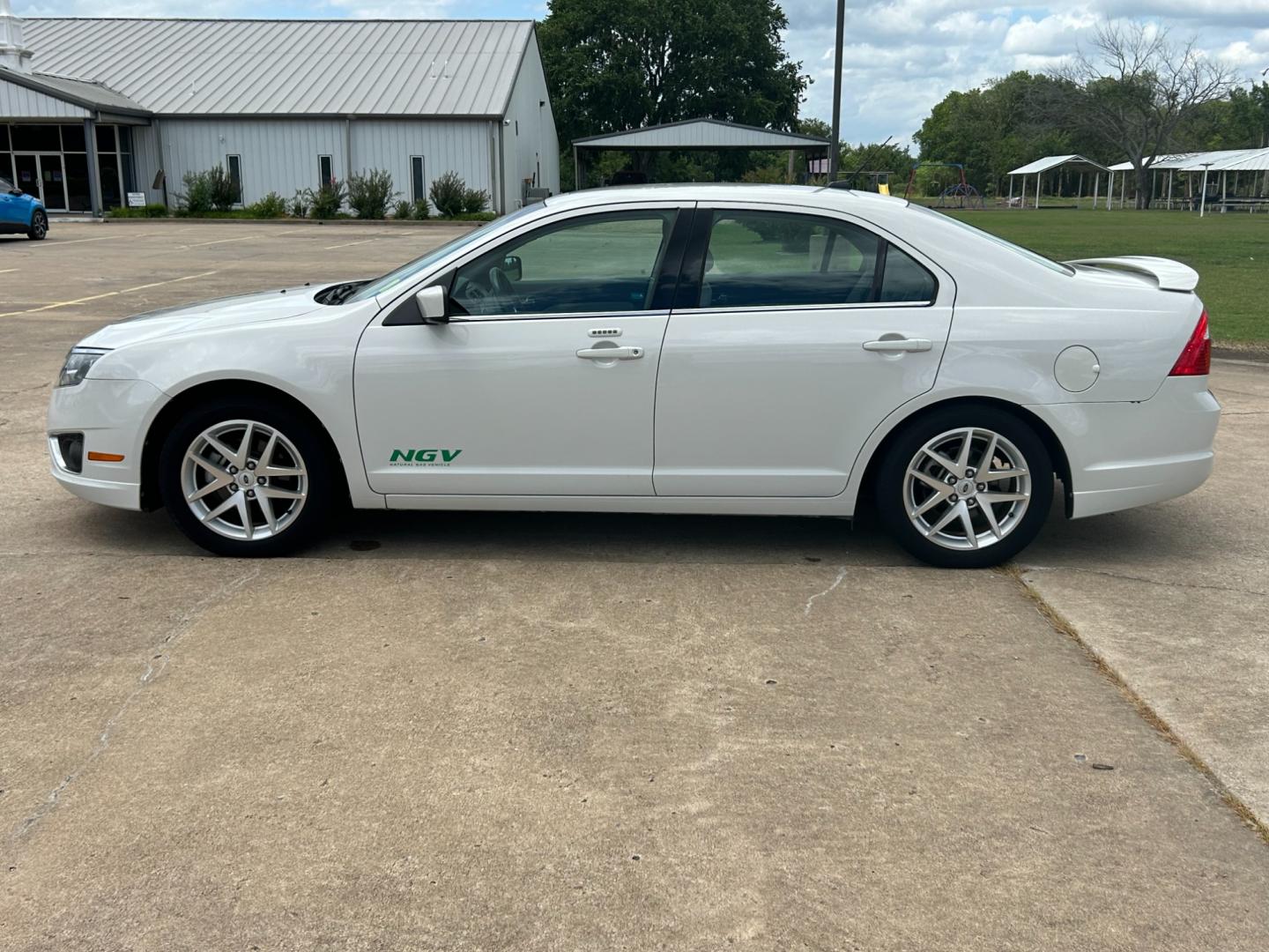 2010 White /TAN Ford Fusion SEL (3FAHP0JA5AR) with an 2.5L L4 DOHC 16V engine, AUTOMATIC transmission, located at 17760 Hwy 62, Morris, OK, 74445, (918) 733-4887, 35.609104, -95.877060 - 2010 FORD FUSION BI- FUEL CNG (COMPRESSED NATURAL GAS) OR GASOLINE HAS A 2.5L 4 CYLINDER ENGINE AND 2WD. FEATURES KEYLESS ENTERY, POWER SEATS,POWER WINDOWS, POWER LOCKS, POWER MIRRORS, LEATHER INTERIOR, AM/FM RADIO, SIRIUS RADIO, CD PLAYER, AUXILIARY PORT, BLUETOOTH, DUAL TEMPATURE CONTROL, HEATED S - Photo#7