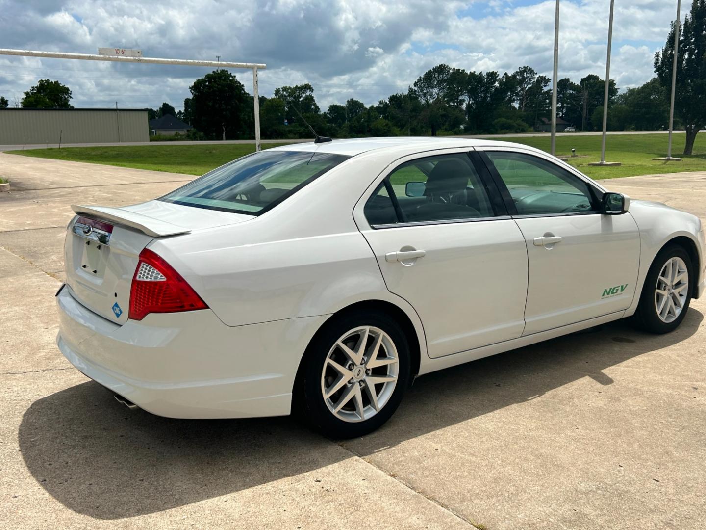 2010 White /TAN Ford Fusion SEL (3FAHP0JA5AR) with an 2.5L L4 DOHC 16V engine, AUTOMATIC transmission, located at 17760 Hwy 62, Morris, OK, 74445, (918) 733-4887, 35.609104, -95.877060 - 2010 FORD FUSION BI- FUEL CNG (COMPRESSED NATURAL GAS) OR GASOLINE HAS A 2.5L 4 CYLINDER ENGINE AND 2WD. FEATURES KEYLESS ENTERY, POWER SEATS,POWER WINDOWS, POWER LOCKS, POWER MIRRORS, LEATHER INTERIOR, AM/FM RADIO, SIRIUS RADIO, CD PLAYER, AUXILIARY PORT, BLUETOOTH, DUAL TEMPATURE CONTROL, HEATED S - Photo#4