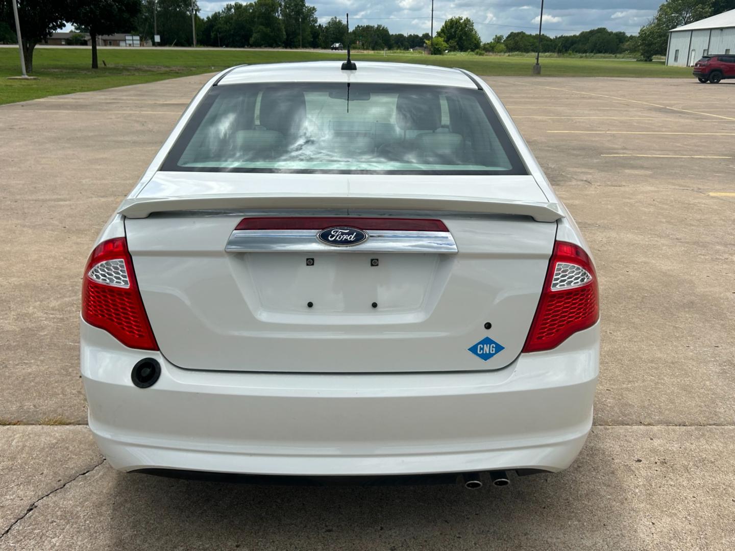 2010 White /TAN Ford Fusion SEL (3FAHP0JA5AR) with an 2.5L L4 DOHC 16V engine, AUTOMATIC transmission, located at 17760 Hwy 62, Morris, OK, 74445, (918) 733-4887, 35.609104, -95.877060 - 2010 FORD FUSION BI- FUEL CNG (COMPRESSED NATURAL GAS) OR GASOLINE HAS A 2.5L 4 CYLINDER ENGINE AND 2WD. FEATURES KEYLESS ENTERY, POWER SEATS,POWER WINDOWS, POWER LOCKS, POWER MIRRORS, LEATHER INTERIOR, AM/FM RADIO, SIRIUS RADIO, CD PLAYER, AUXILIARY PORT, BLUETOOTH, DUAL TEMPATURE CONTROL, HEATED S - Photo#5