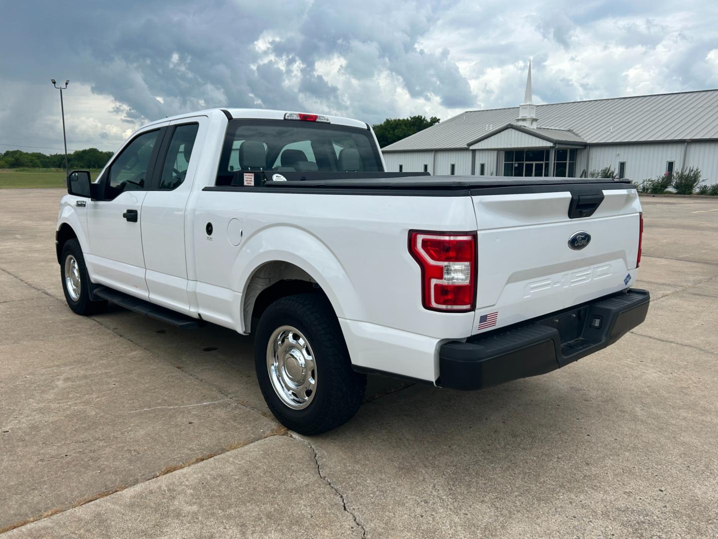 2018 White /Gray Ford F-150 EXTENDED CAB (1FTFX1E53JK) with an 5.0L V8 OHV 16V engine, AUTOMATIC transmission, located at 17760 Hwy 62, Morris, OK, 74445, (918) 733-4887, 35.609104, -95.877060 - Photo#6