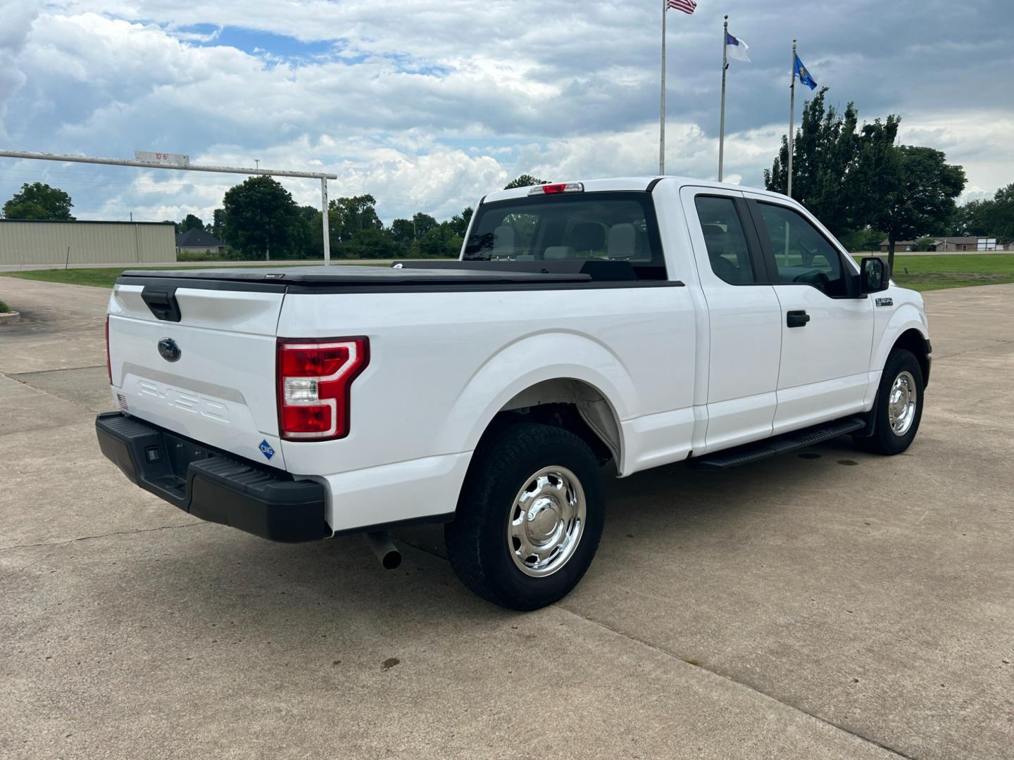 2018 White /Gray Ford F-150 EXTENDED CAB (1FTFX1E53JK) with an 5.0L V8 OHV 16V engine, AUTOMATIC transmission, located at 17760 Hwy 62, Morris, OK, 74445, (918) 733-4887, 35.609104, -95.877060 - Photo#4