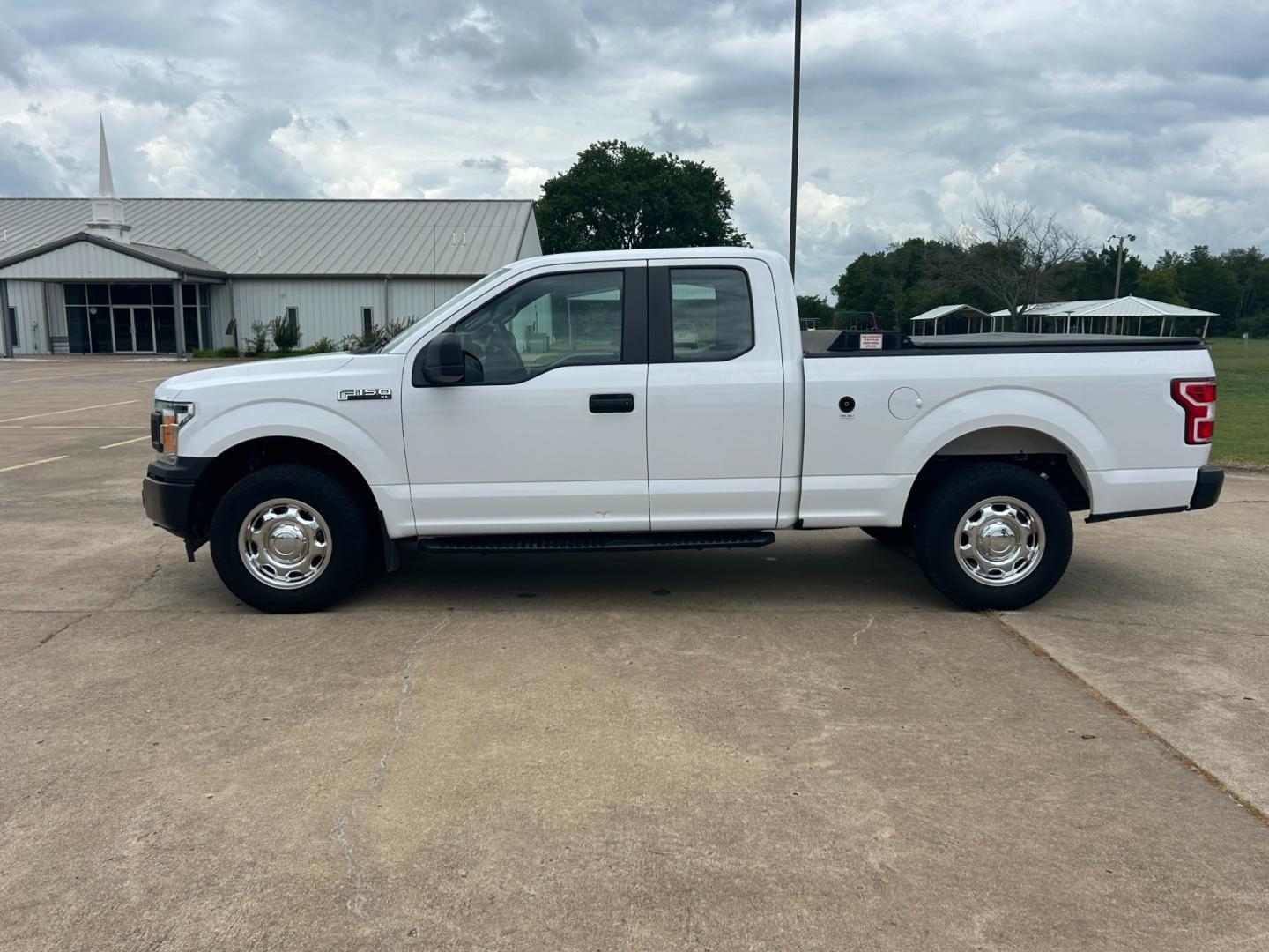 2018 White /Gray Ford F-150 EXTENDED CAB (1FTFX1E53JK) with an 5.0L V8 OHV 16V engine, AUTOMATIC transmission, located at 17760 Hwy 62, Morris, OK, 74445, (918) 733-4887, 35.609104, -95.877060 - Photo#7