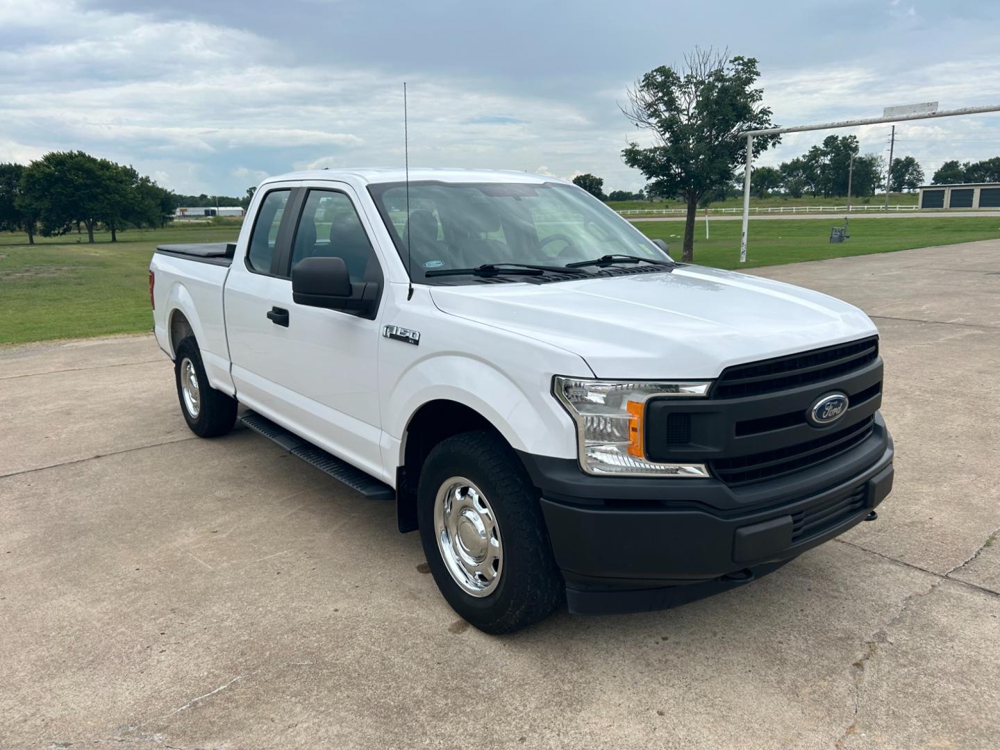 2018 White /Gray Ford F-150 EXTENDED CAB (1FTFX1E53JK) with an 5.0L V8 OHV 16V engine, AUTOMATIC transmission, located at 17760 Hwy 62, Morris, OK, 74445, (918) 733-4887, 35.609104, -95.877060 - Photo#2