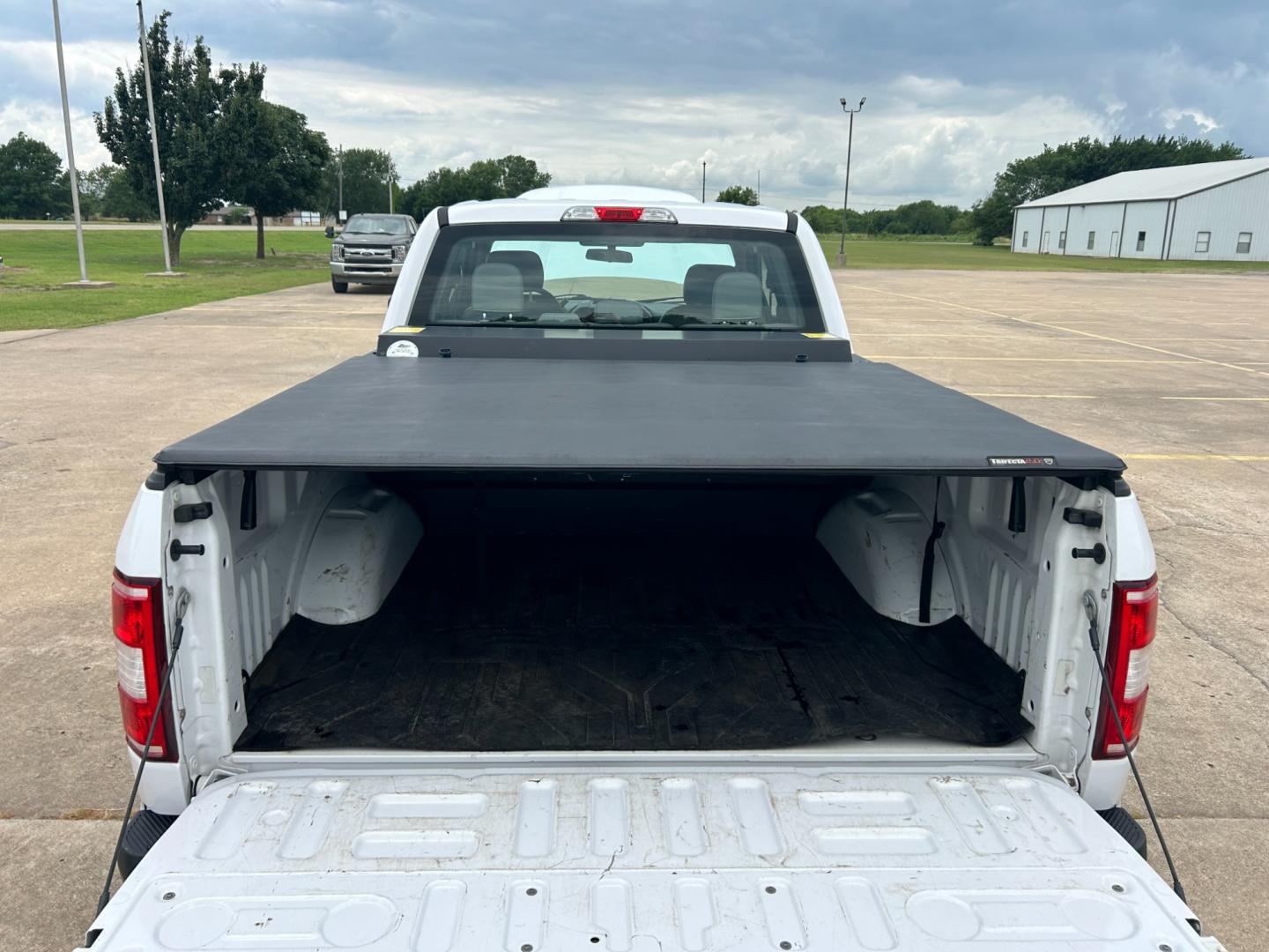 2018 White /Gray Ford F-150 EXTENDED CAB (1FTFX1E53JK) with an 5.0L V8 OHV 16V engine, AUTOMATIC transmission, located at 17760 Hwy 62, Morris, OK, 74445, (918) 733-4887, 35.609104, -95.877060 - Photo#21