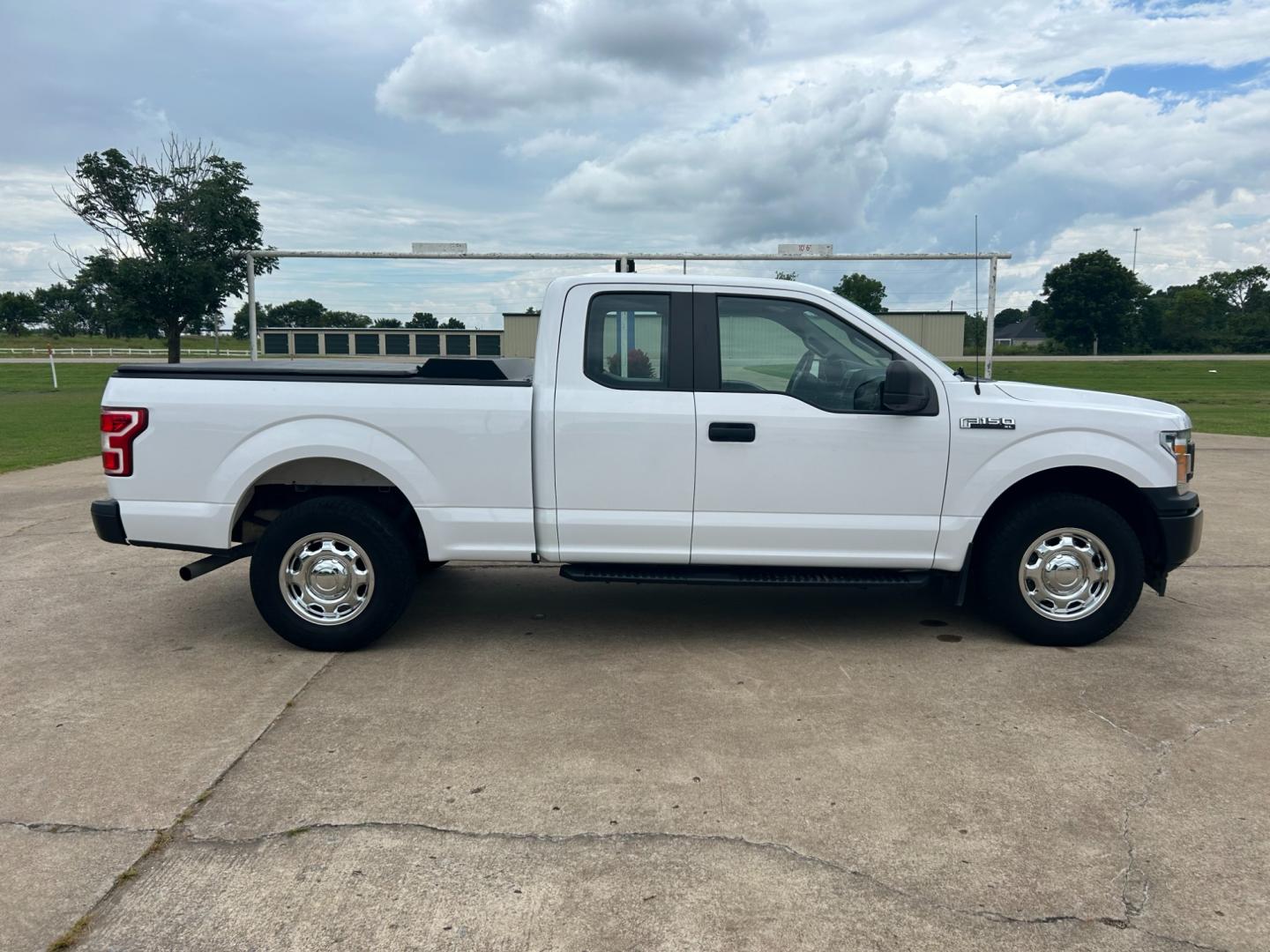 2018 White /Gray Ford F-150 EXTENDED CAB (1FTFX1E53JK) with an 5.0L V8 OHV 16V engine, AUTOMATIC transmission, located at 17760 Hwy 62, Morris, OK, 74445, (918) 733-4887, 35.609104, -95.877060 - Photo#3