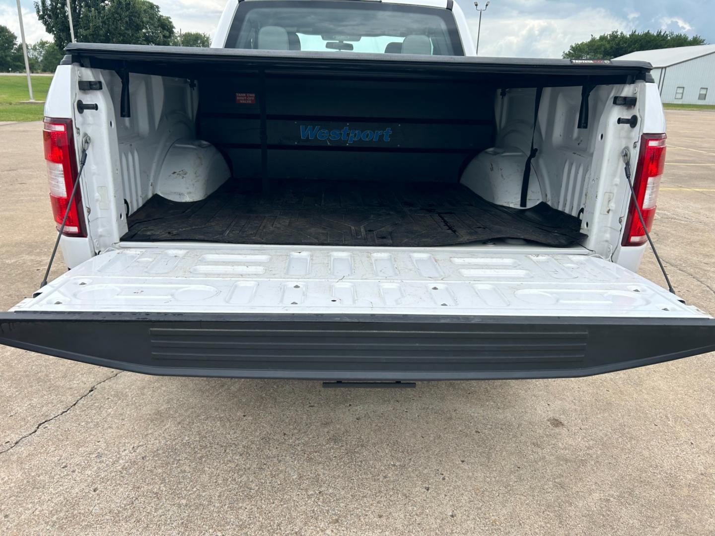 2018 White /Gray Ford F-150 EXTENDED CAB (1FTFX1E53JK) with an 5.0L V8 OHV 16V engine, AUTOMATIC transmission, located at 17760 Hwy 62, Morris, OK, 74445, (918) 733-4887, 35.609104, -95.877060 - Photo#20