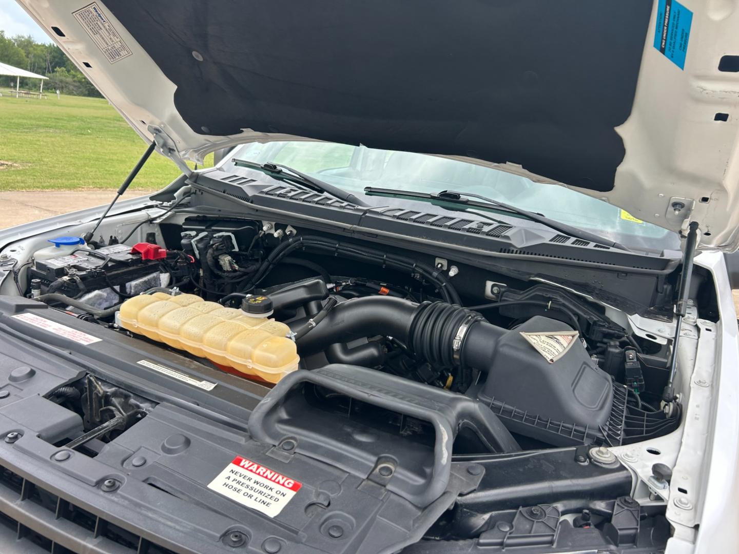 2018 White /Gray Ford F-150 EXTENDED CAB (1FTFX1E53JK) with an 5.0L V8 OHV 16V engine, AUTOMATIC transmission, located at 17760 Hwy 62, Morris, OK, 74445, (918) 733-4887, 35.609104, -95.877060 - Photo#23