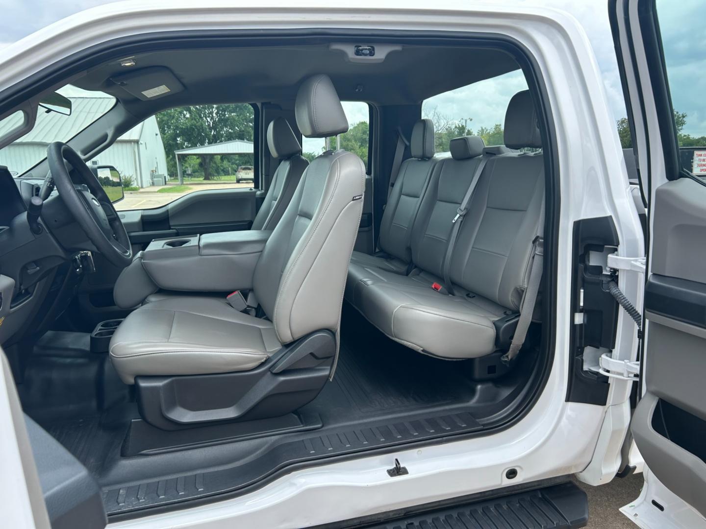 2018 White /Gray Ford F-150 EXTENDED CAB (1FTFX1E53JK) with an 5.0L V8 OHV 16V engine, AUTOMATIC transmission, located at 17760 Hwy 62, Morris, OK, 74445, (918) 733-4887, 35.609104, -95.877060 - Photo#17