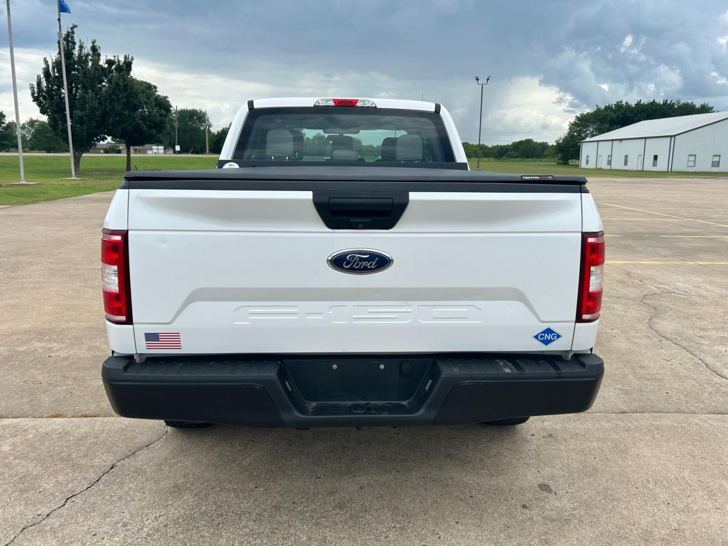 2018 White /Gray Ford F-150 EXTENDED CAB (1FTFX1E53JK) with an 5.0L V8 OHV 16V engine, AUTOMATIC transmission, located at 17760 Hwy 62, Morris, OK, 74445, (918) 733-4887, 35.609104, -95.877060 - Photo#5