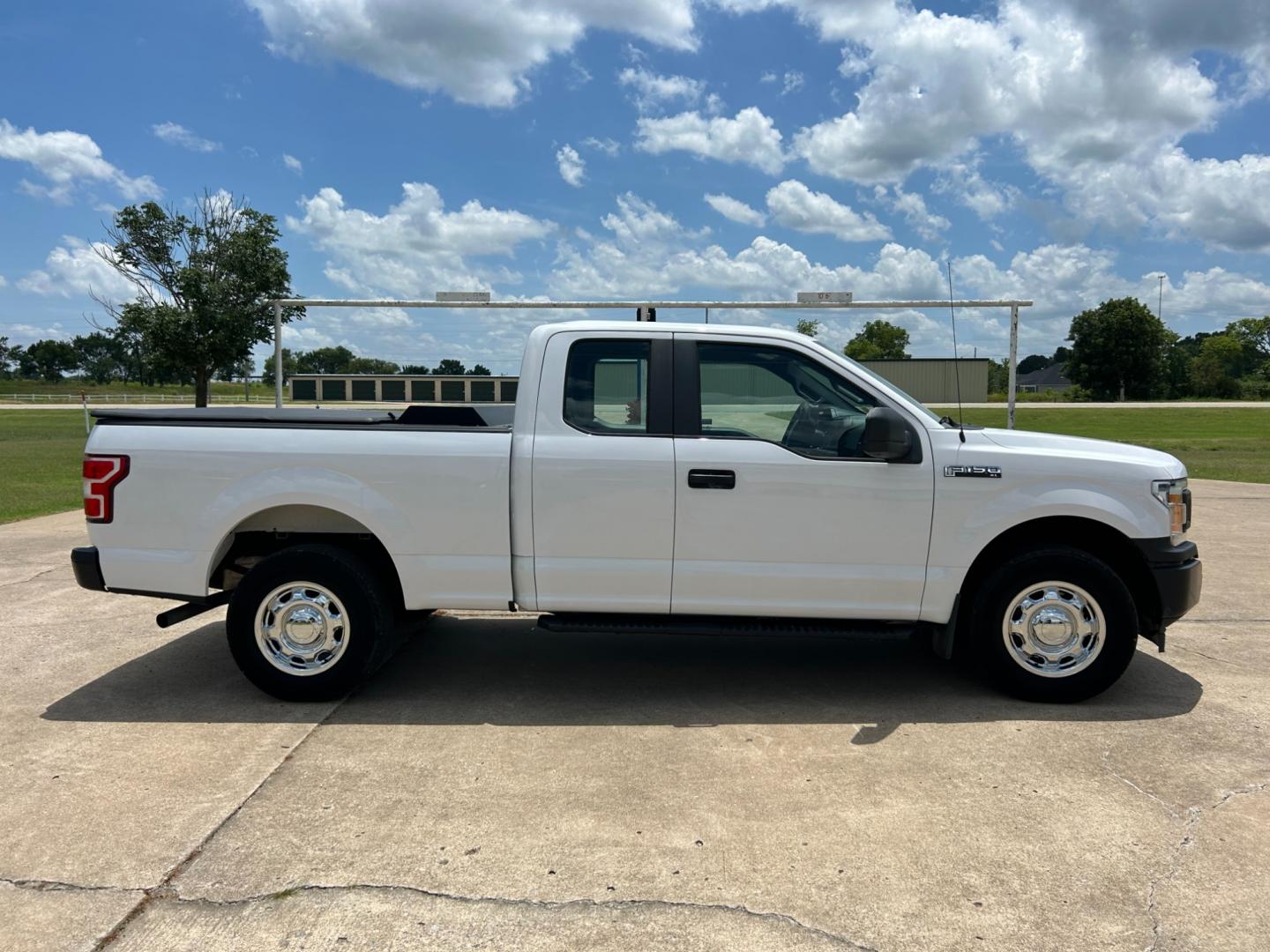 2018 White /Gray Ford F-150 EXTENDED CAB (1FTFX1E52JK) with an 5.0L V8 OHV 16V engine, 10 SPEED AUTOMATIC transmission, located at 17760 Hwy 62, Morris, OK, 74445, (918) 733-4887, 35.609104, -95.877060 - 2018 FORD F150 HAS A 5.0L V8 ENGINE AND IS 4WD. FEATURES KEYLESS ENTERY, LEATHER INTERIOR, POWER WINDOWS, POWER LOCKS, POWER MIRRORS, AM/FM RADIO, A/C, TRACTION CONTROL, AUXILIARY PORT, BACKUP CAMERA, TILT STEERING WHEEL, BED COVER, AND BED LINER. EQUIPPED WITH A BI-FUEL CNG FUEL SYSTEM. IT RUNS ON - Photo#3