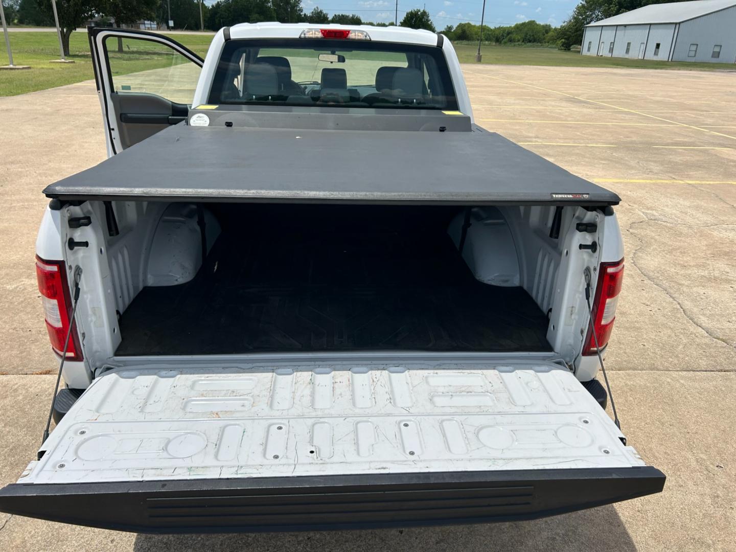 2018 White /Gray Ford F-150 EXTENDED CAB (1FTFX1E52JK) with an 5.0L V8 OHV 16V engine, 10 SPEED AUTOMATIC transmission, located at 17760 Hwy 62, Morris, OK, 74445, (918) 733-4887, 35.609104, -95.877060 - 2018 FORD F150 HAS A 5.0L V8 ENGINE AND IS 4WD. FEATURES KEYLESS ENTERY, LEATHER INTERIOR, POWER WINDOWS, POWER LOCKS, POWER MIRRORS, AM/FM RADIO, A/C, TRACTION CONTROL, AUXILIARY PORT, BACKUP CAMERA, TILT STEERING WHEEL, BED COVER, AND BED LINER. EQUIPPED WITH A BI-FUEL CNG FUEL SYSTEM. IT RUNS ON - Photo#17