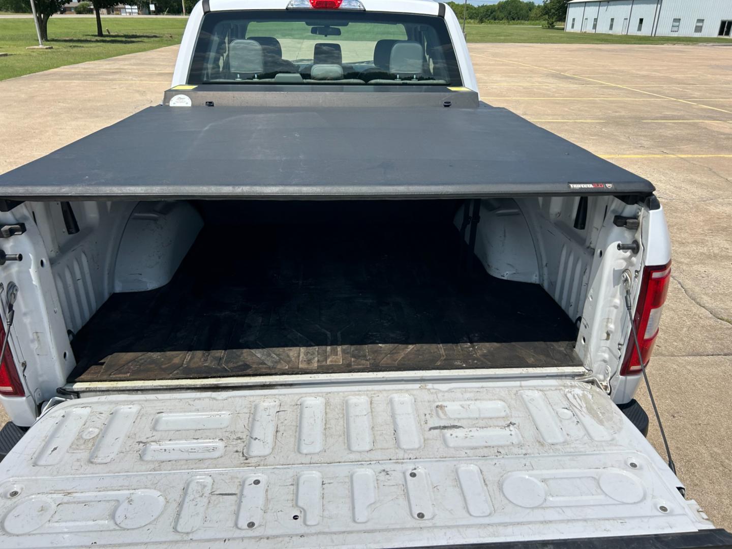 2018 White /Gray Ford F-150 XLT SuperCab 8-ft. Bed 4WD (1FTFX1E59JK) with an 5.0L V8 OHV 16V engine, AUTOMATIC transmission, located at 17760 Hwy 62, Morris, OK, 74445, (918) 733-4887, 35.609104, -95.877060 - Photo#18