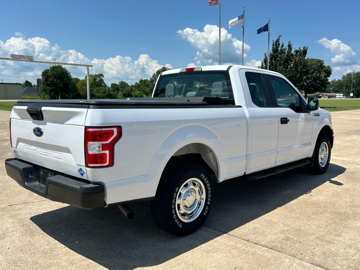 2018 White /Gray Ford F-150 XLT SuperCab 8-ft. Bed 4WD (1FTFX1E59JK) with an 5.0L V8 OHV 16V engine, AUTOMATIC transmission, located at 17760 Hwy 62, Morris, OK, 74445, (918) 733-4887, 35.609104, -95.877060 - Photo#4