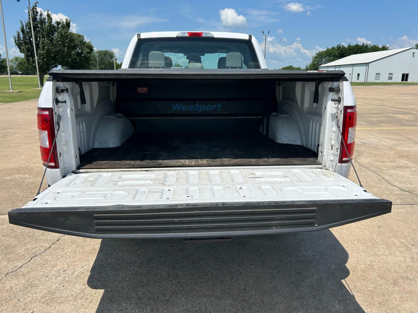 2018 White /Gray Ford F-150 XLT SuperCab 8-ft. Bed 4WD (1FTFX1E59JK) with an 5.0L V8 OHV 16V engine, AUTOMATIC transmission, located at 17760 Hwy 62, Morris, OK, 74445, (918) 733-4887, 35.609104, -95.877060 - Photo#17