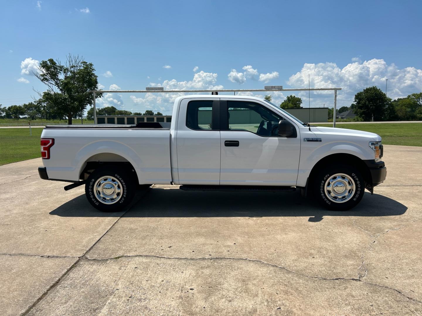 2018 White /Gray Ford F-150 XLT SuperCab 8-ft. Bed 4WD (1FTFX1E59JK) with an 5.0L V8 OHV 16V engine, AUTOMATIC transmission, located at 17760 Hwy 62, Morris, OK, 74445, (918) 733-4887, 35.609104, -95.877060 - Photo#3