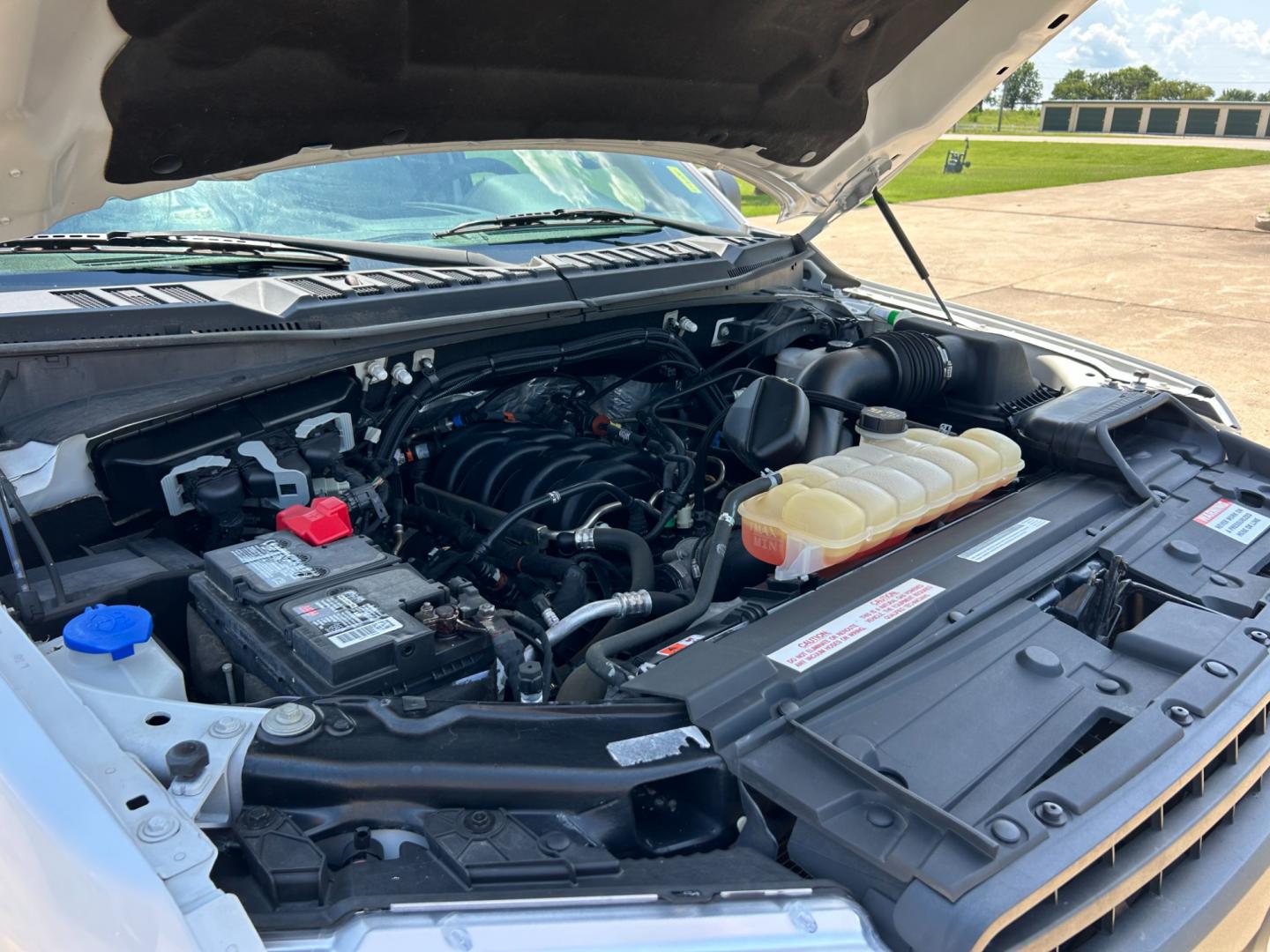 2018 White /Gray Ford F-150 XLT SuperCab 8-ft. Bed 4WD (1FTFX1E59JK) with an 5.0L V8 OHV 16V engine, AUTOMATIC transmission, located at 17760 Hwy 62, Morris, OK, 74445, (918) 733-4887, 35.609104, -95.877060 - 2018 FORD F150 HAS A 5.0L V8 ENGINE AND IS 4WD. FEATURES KEYLESS ENTERY, LEATHER INTERIOR, POWER WINDOWS, POWER LOCKS, POWER MIRRORS, AM/FM RADIO, A/C, TRACTION CONTROL, AUXILIARY PORT, BACKUP CAMERA, TILT STEERING WHEEL, BED COVER, AND BED LINER. EQUIPPED WITH A BI-FUEL CNG FUEL SYSTEM. IT RUNS ON - Photo#21