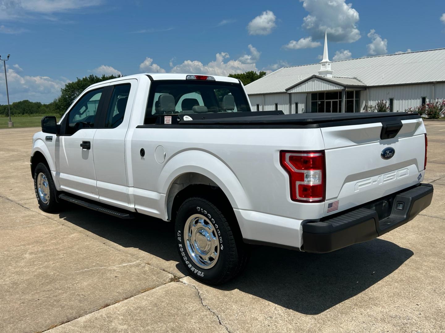 2018 White /Gray Ford F-150 XLT SuperCab 8-ft. Bed 4WD (1FTFX1E59JK) with an 5.0L V8 OHV 16V engine, AUTOMATIC transmission, located at 17760 Hwy 62, Morris, OK, 74445, (918) 733-4887, 35.609104, -95.877060 - Photo#6