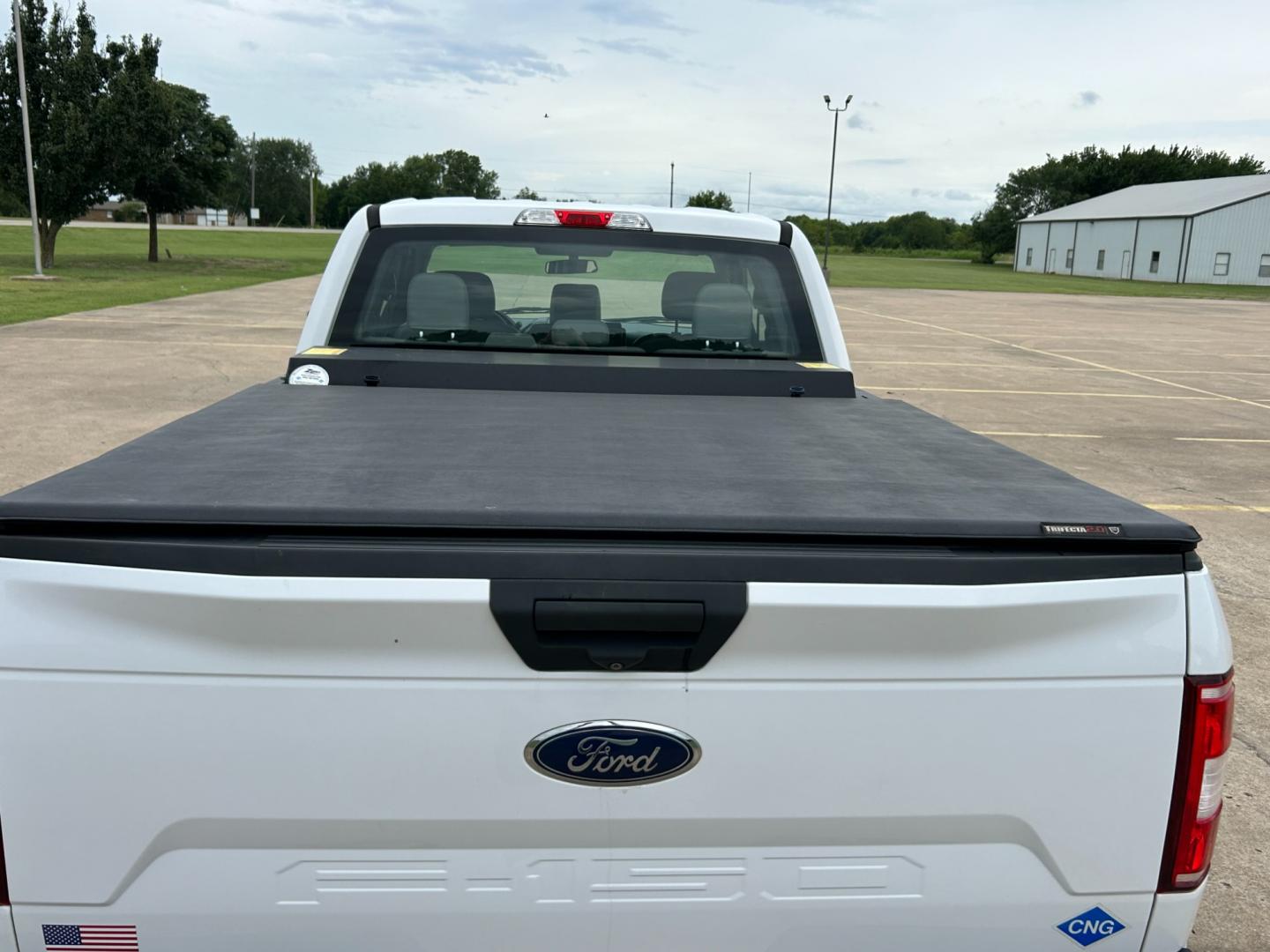 2018 White /Gray Ford F-150 XL SuperCab 6.5-ft. Bed 4WD (1FTFX1E57JK) with an 5.0L V8 OHV 16V engine, AUTOMATIC transmission, located at 17760 Hwy 62, Morris, OK, 74445, (918) 733-4887, 35.609104, -95.877060 - 2018 FORD F150 HAS A 5.0L V8 ENGINE AND IS 4WD. FEATURES KEYLESS ENTERY, LEATHER INTERIOR, POWER WINDOWS, POWER LOCKS, POWER MIRRORS, AM/FM RADIO, A/C, TRACTION CONTROL, AUXILIARY PORT, BACKUP CAMERA, TILT STEERING WHEEL, BED COVER, AND BED LINER. EQUIPPED WITH A BI-FUEL CNG FUEL SYSTEM. IT RUNS ON - Photo#17