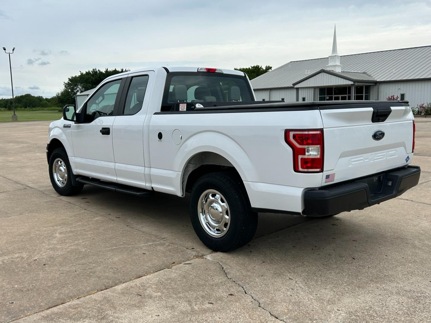 2018 White /Gray Ford F-150 XL SuperCab 6.5-ft. Bed 4WD (1FTFX1E57JK) with an 5.0L V8 OHV 16V engine, AUTOMATIC transmission, located at 17760 Hwy 62, Morris, OK, 74445, (918) 733-4887, 35.609104, -95.877060 - 2018 FORD F150 HAS A 5.0L V8 ENGINE AND IS 4WD. FEATURES KEYLESS ENTERY, LEATHER INTERIOR, POWER WINDOWS, POWER LOCKS, POWER MIRRORS, AM/FM RADIO, A/C, TRACTION CONTROL, AUXILIARY PORT, BACKUP CAMERA, TILT STEERING WHEEL, BED COVER, AND BED LINER. EQUIPPED WITH A BI-FUEL CNG FUEL SYSTEM. IT RUNS ON - Photo#6