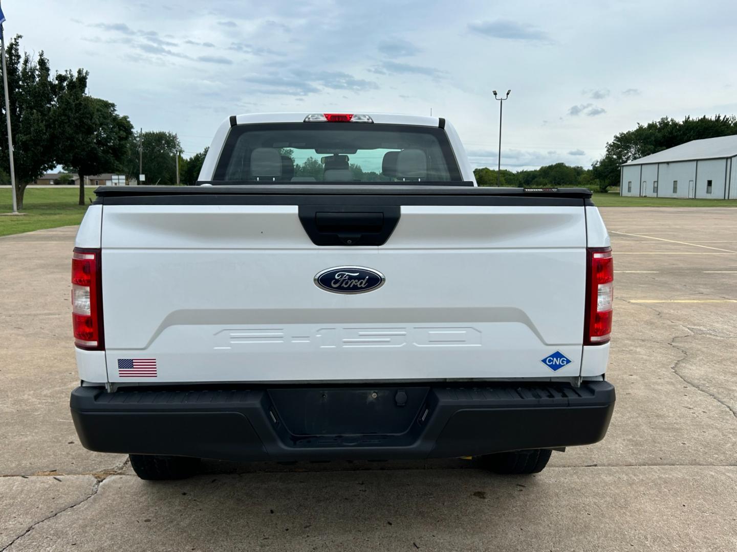 2018 White /Gray Ford F-150 XL SuperCab 6.5-ft. Bed 4WD (1FTFX1E57JK) with an 5.0L V8 OHV 16V engine, AUTOMATIC transmission, located at 17760 Hwy 62, Morris, OK, 74445, (918) 733-4887, 35.609104, -95.877060 - 2018 FORD F150 HAS A 5.0L V8 ENGINE AND IS 4WD. FEATURES KEYLESS ENTERY, LEATHER INTERIOR, POWER WINDOWS, POWER LOCKS, POWER MIRRORS, AM/FM RADIO, A/C, TRACTION CONTROL, AUXILIARY PORT, BACKUP CAMERA, TILT STEERING WHEEL, BED COVER, AND BED LINER. EQUIPPED WITH A BI-FUEL CNG FUEL SYSTEM. IT RUNS ON - Photo#5