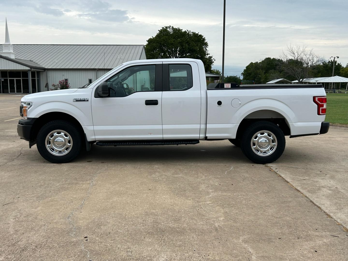 2018 White /Gray Ford F-150 XL SuperCab 6.5-ft. Bed 4WD (1FTFX1E57JK) with an 5.0L V8 OHV 16V engine, AUTOMATIC transmission, located at 17760 Hwy 62, Morris, OK, 74445, (918) 733-4887, 35.609104, -95.877060 - 2018 FORD F150 HAS A 5.0L V8 ENGINE AND IS 4WD. FEATURES KEYLESS ENTERY, LEATHER INTERIOR, POWER WINDOWS, POWER LOCKS, POWER MIRRORS, AM/FM RADIO, A/C, TRACTION CONTROL, AUXILIARY PORT, BACKUP CAMERA, TILT STEERING WHEEL, BED COVER, AND BED LINER. EQUIPPED WITH A BI-FUEL CNG FUEL SYSTEM. IT RUNS ON - Photo#7